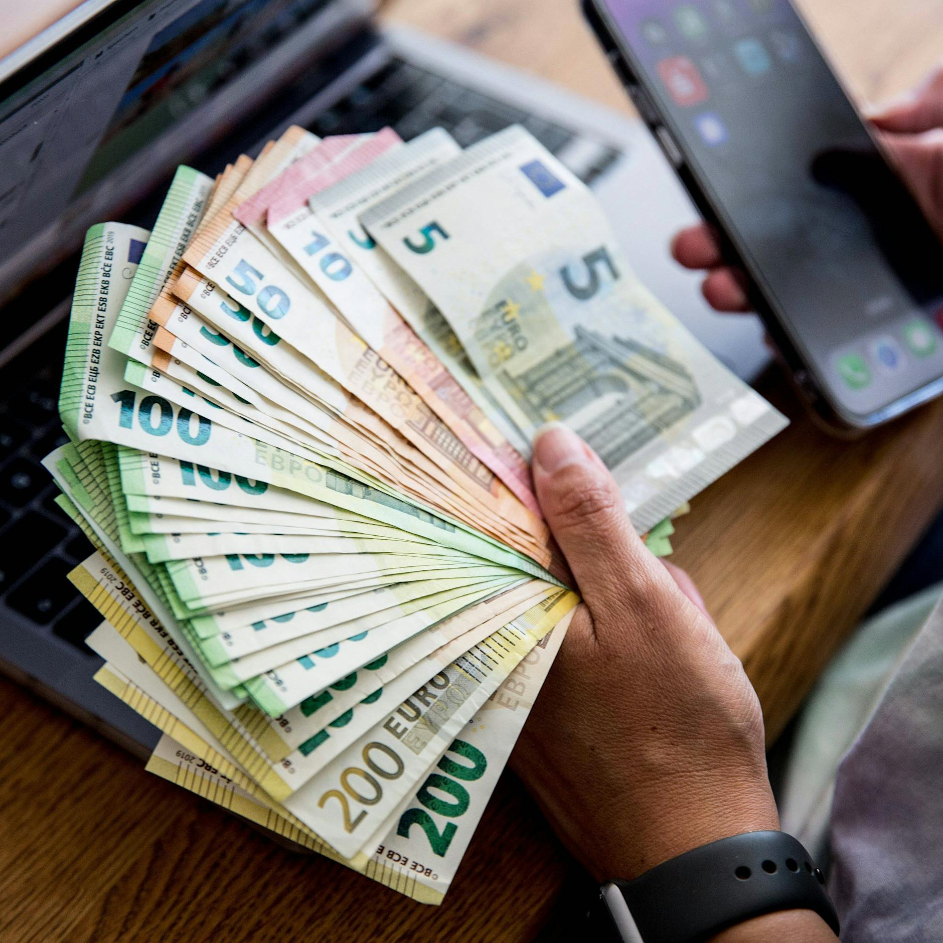 „Opa, ich hab jemanden totgefahren“ – Polizei warnt vor fieser Betrugsmasche!