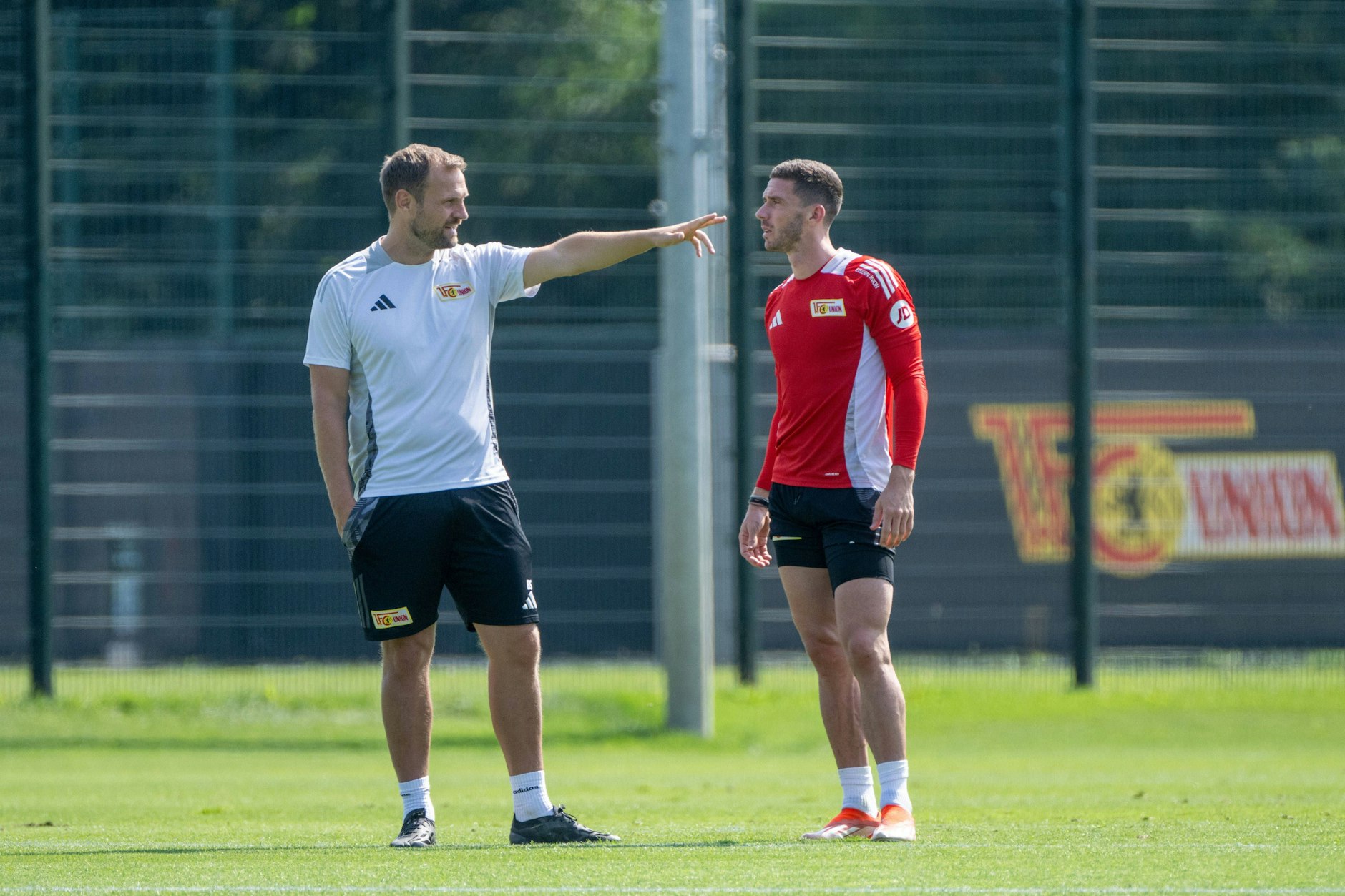 Viel Gesprächsbedarf beim 1. FC Union vor dem Spiel in Mainz: Trainer Bo Svensson (45) mit Abwehrmann Robin Gosens (30). 
