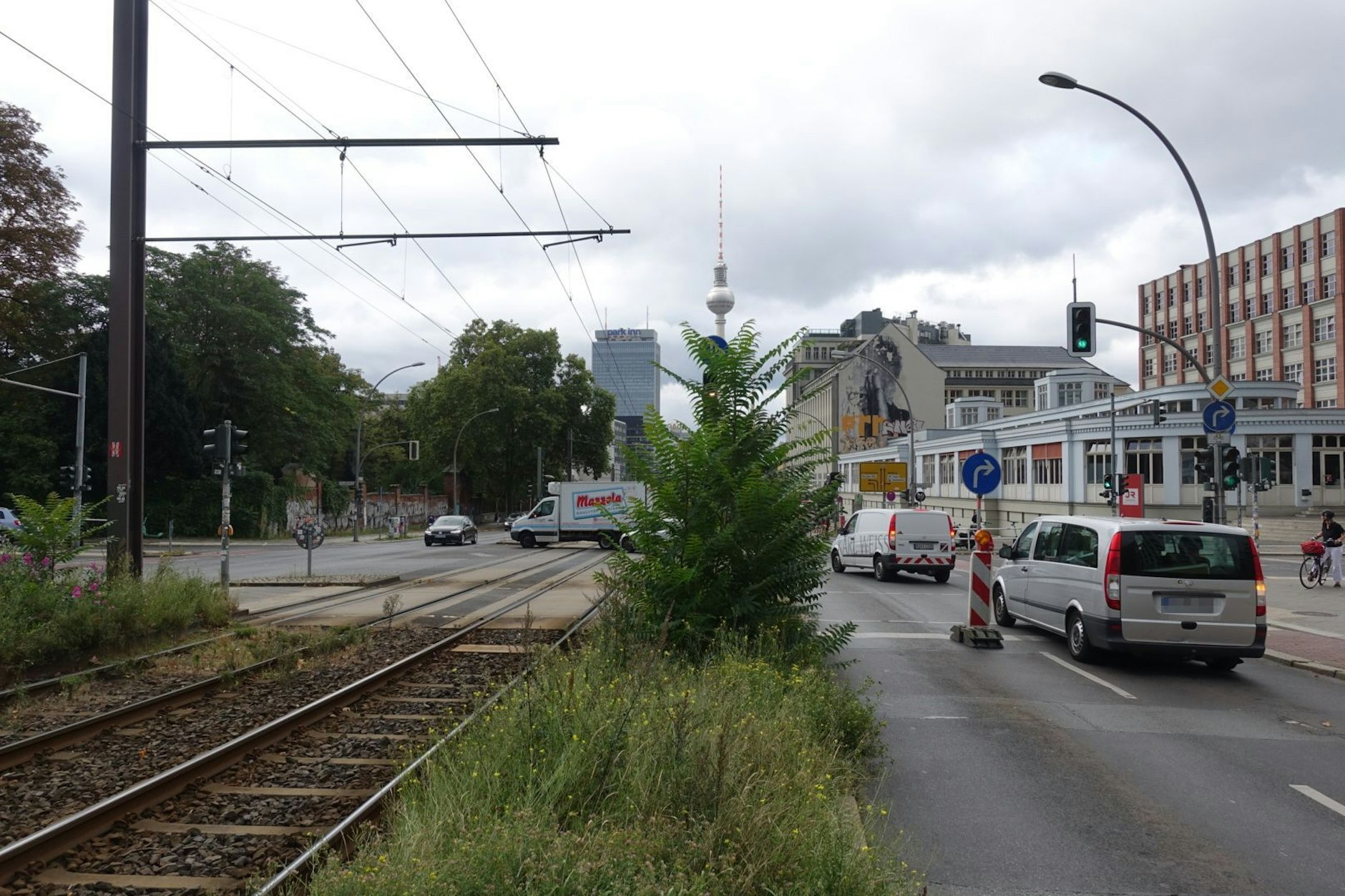 Das blaue Schild gibt die Richtung vor: Hier darf nur nach rechts abgebogen werden. Doch nur der letzte Fahrer in der Reihe hält sich dran.