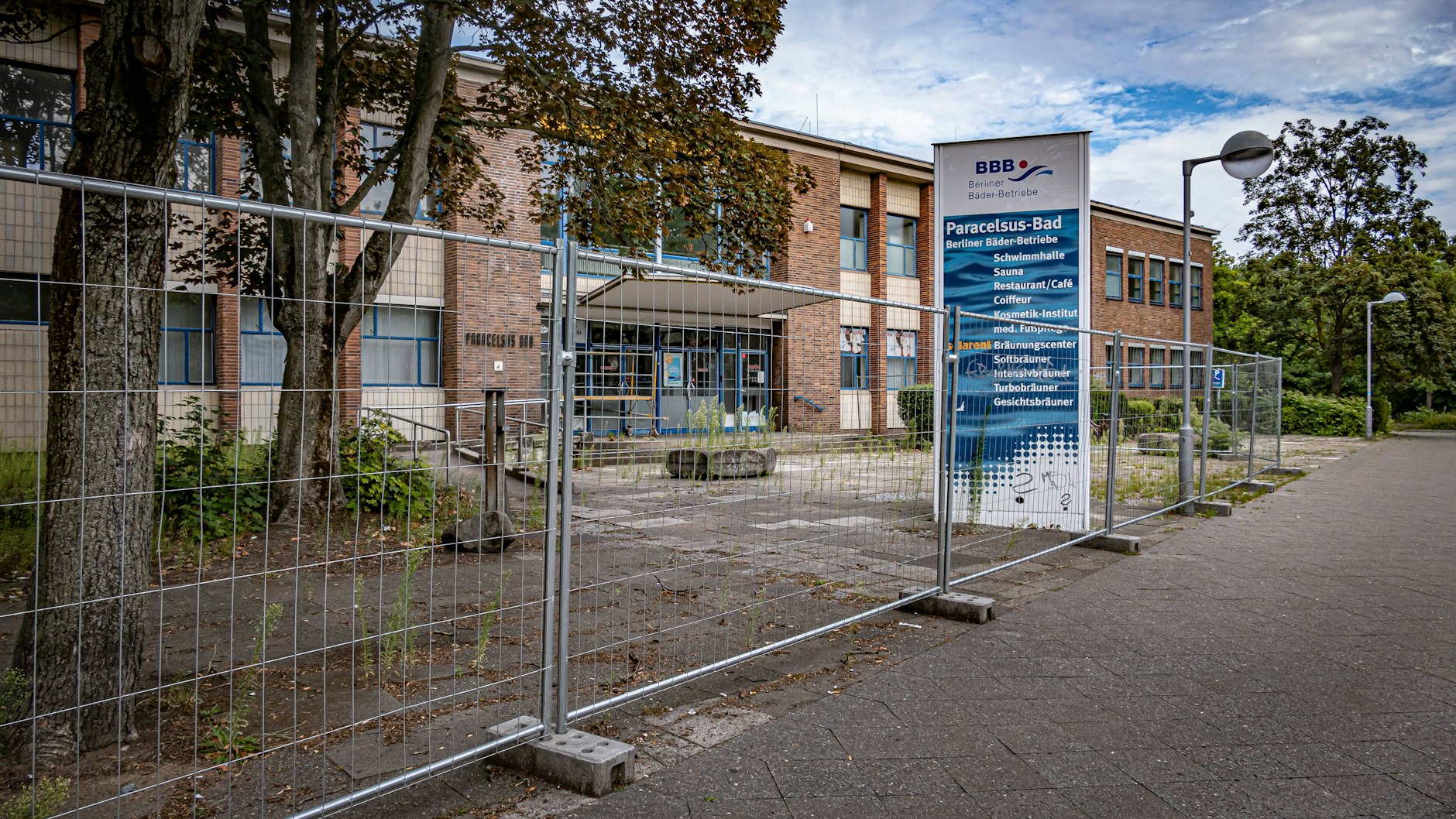 Es wird gebaut und gebaut und gebaut: Das Paracelsus-Bad ist schon seit fünf Jahren eine Baustelle. Ende: offen. 
