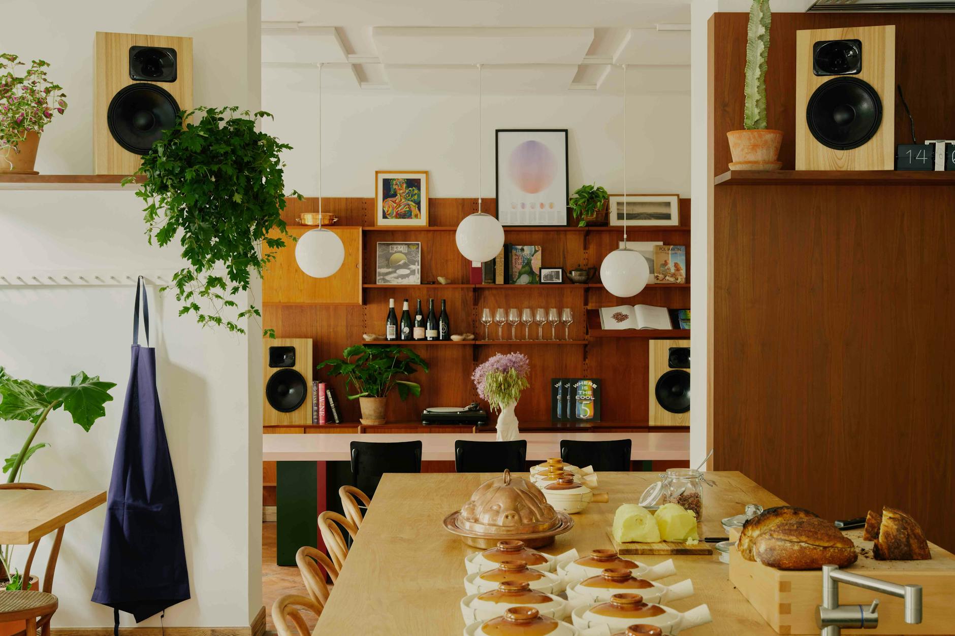 Der Gastraum mit Kugelleuchten und Thonet-Stühlen: Hier nimmt man auch im Sommer gerne Platz.