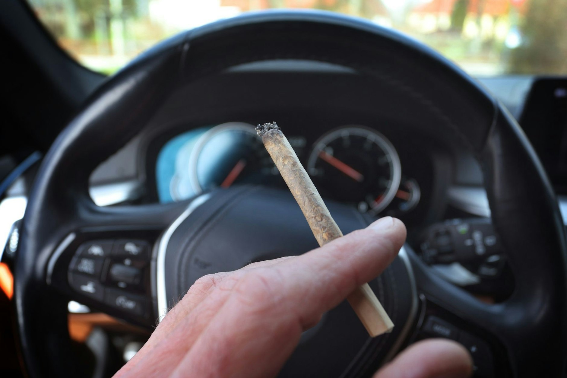 Ein Joint beim Autofahren? Keine gute Idee.
