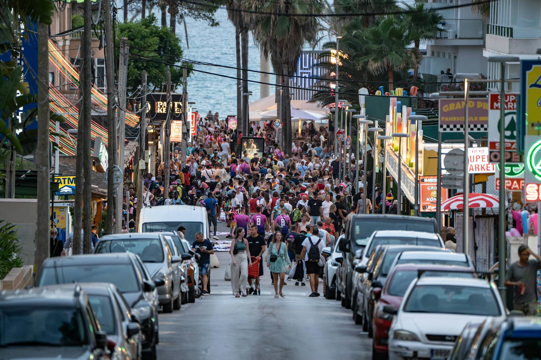 Ein Blick auf die sogenannte Schinkenstraße auf Mallorca. Hier soll es zu dem Angriff gekommen sein. 