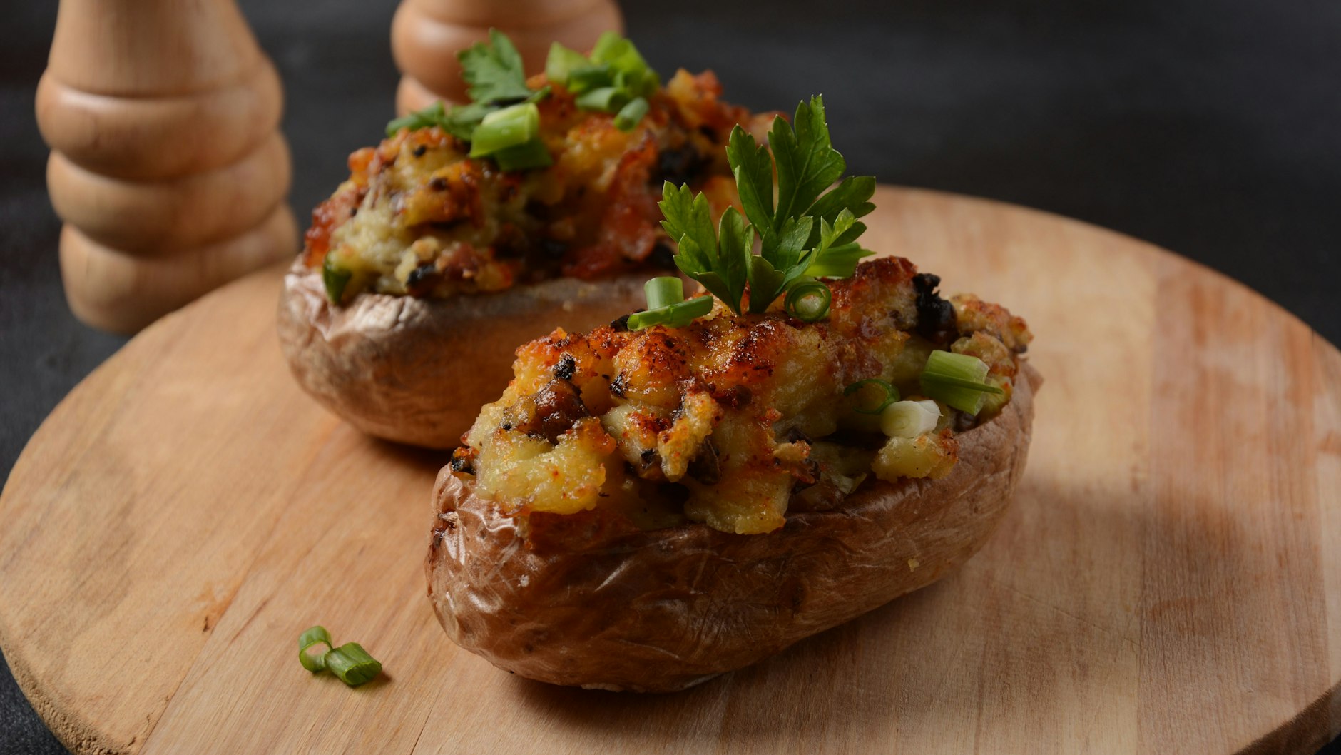 Die Kartoffeln werden mit einer Mischung aus Schinken, Käse, Pilzen und Gewürzen gefüllt - das Rezept ist einfach lecker!