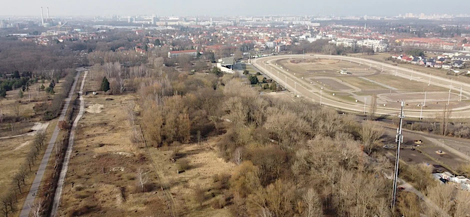 Luftaufnahme des Areals der Trabrennbahn Karlshorst von Anfang 2021. Links vom Rennbahn-Oval liegt ein wertvolles, bewaldetes Biotop. Diesen Streifen und andere Grünflächen wollen die Baulandbesitzer bebauen.&nbsp;