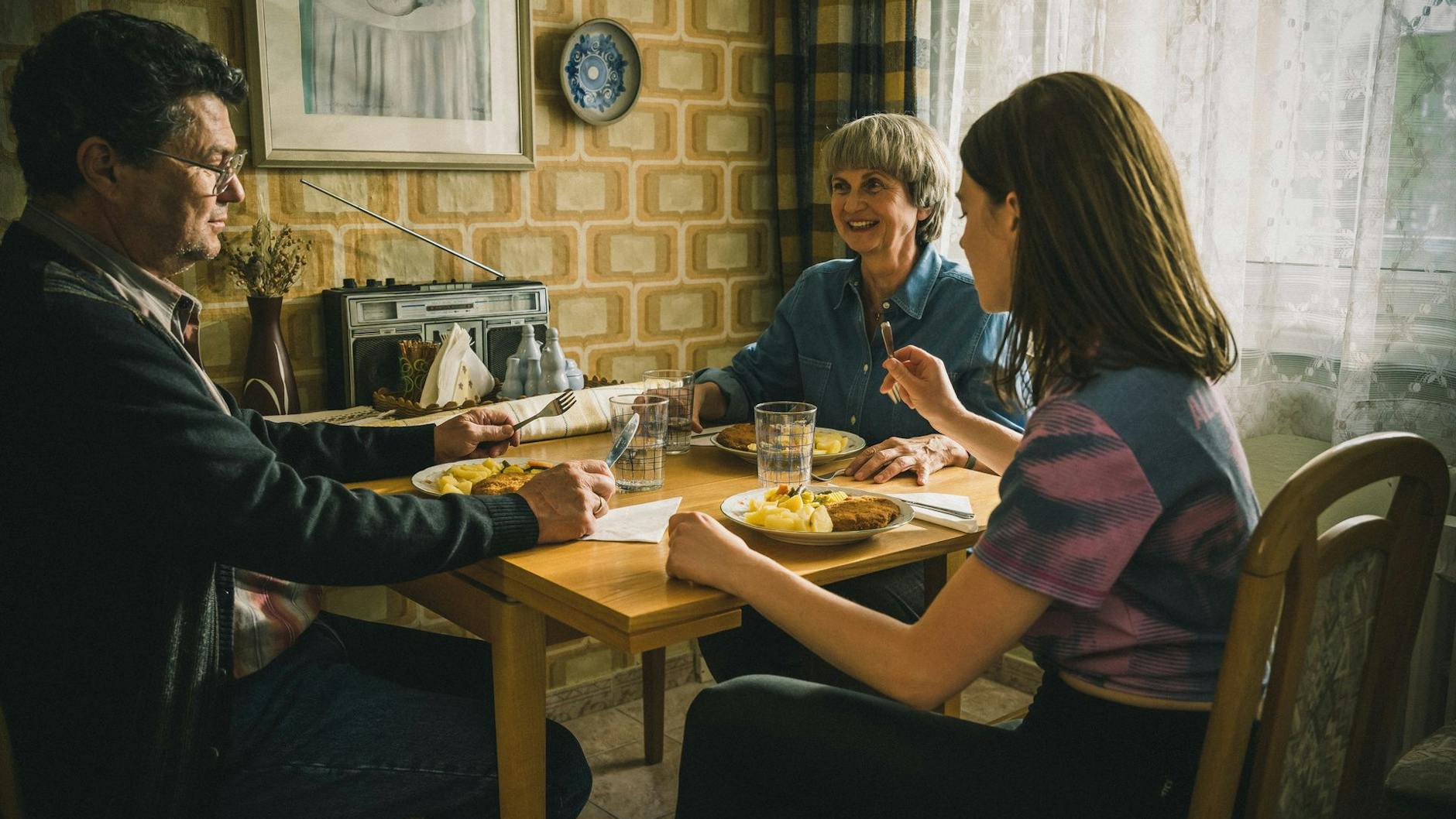 Im ZDF-Film wird auch die private Seite des DDR-Eis-Stars gezeigt: Kati Witt (Lavinia Nowak) am Mittagstisch bei ihren Eltern, die von Jörg Steinberg und Angela Hobrig gespielt werden.