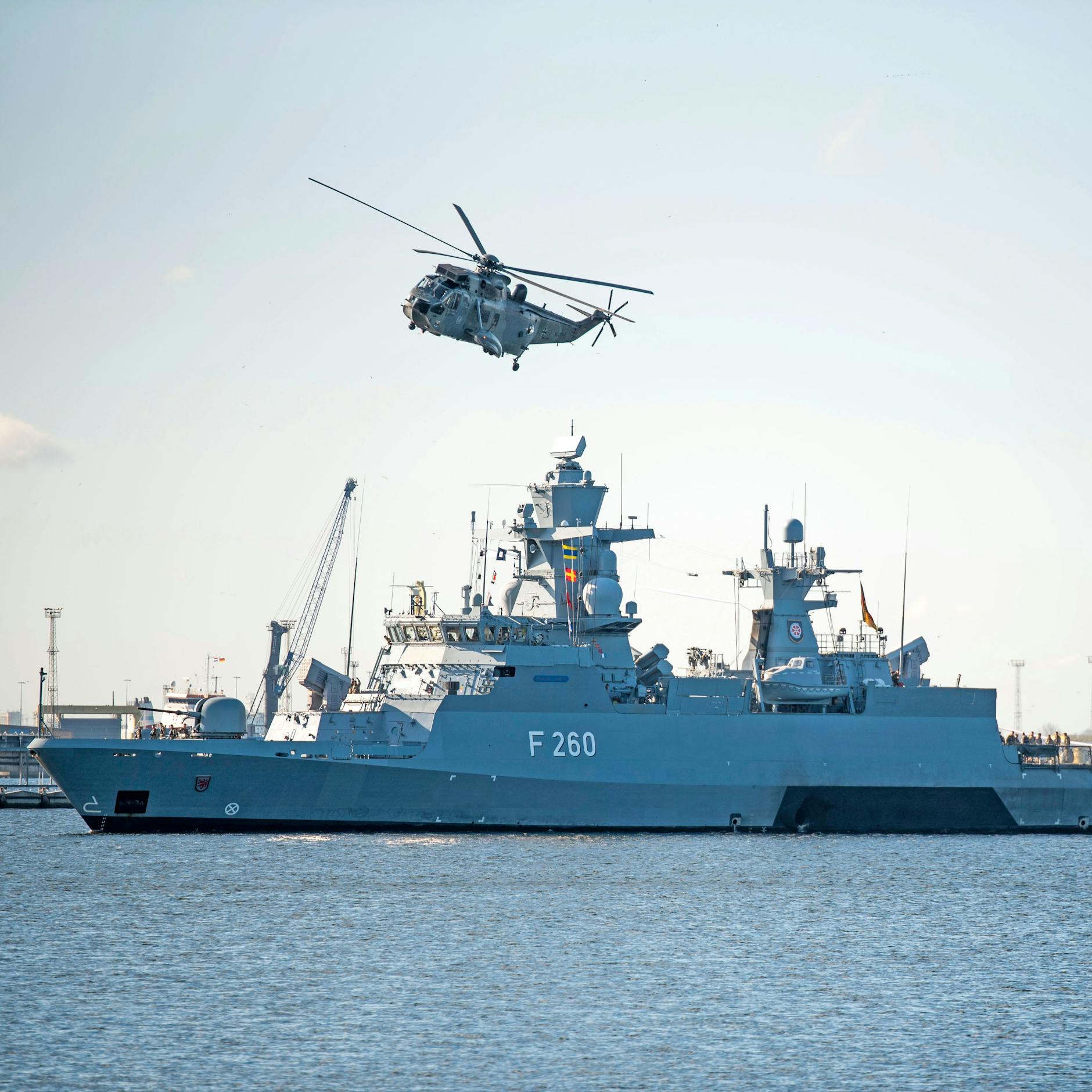 Image - Stars Wars bei der Bundeswehr: Deutsches Kriegsschiff läuft mit Darth-Vader-Melodie in London ein