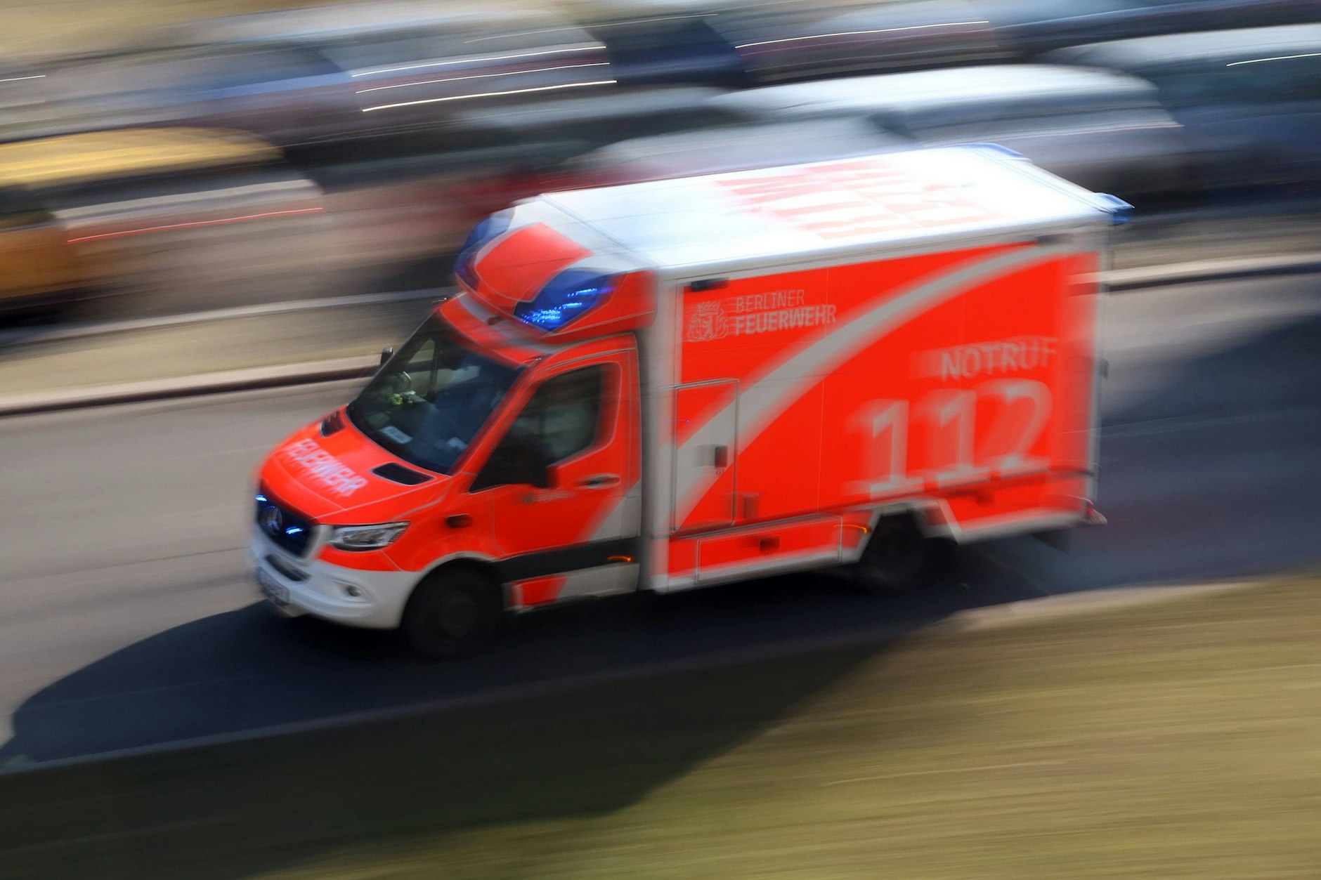 Rettungswagen der Berliner Feuerwehr auf Einsatzfahrt