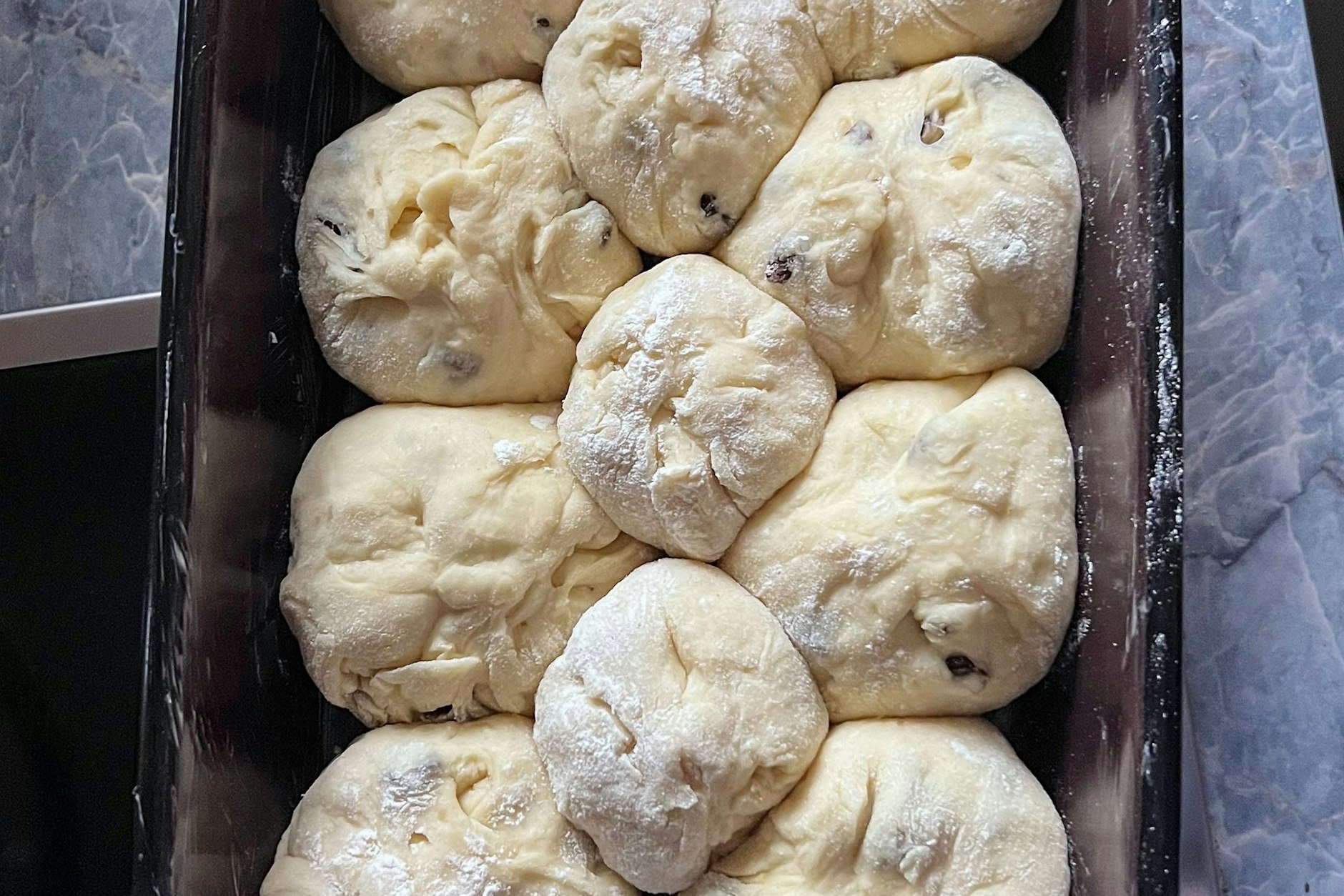 Rezept für Buchteln aus der Kindheit: Nach dem Kneten, decken Sie die Auflaufform wieder ab und lassen Sie die Buchteln noch einmal etwa 30 Minuten gehen.