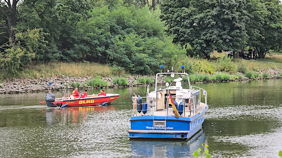 Boote der Wasserschutzpolizei und der DLRG auf dem Silokanal, nachdem hier eine Leiche gefunden wurde.&nbsp;