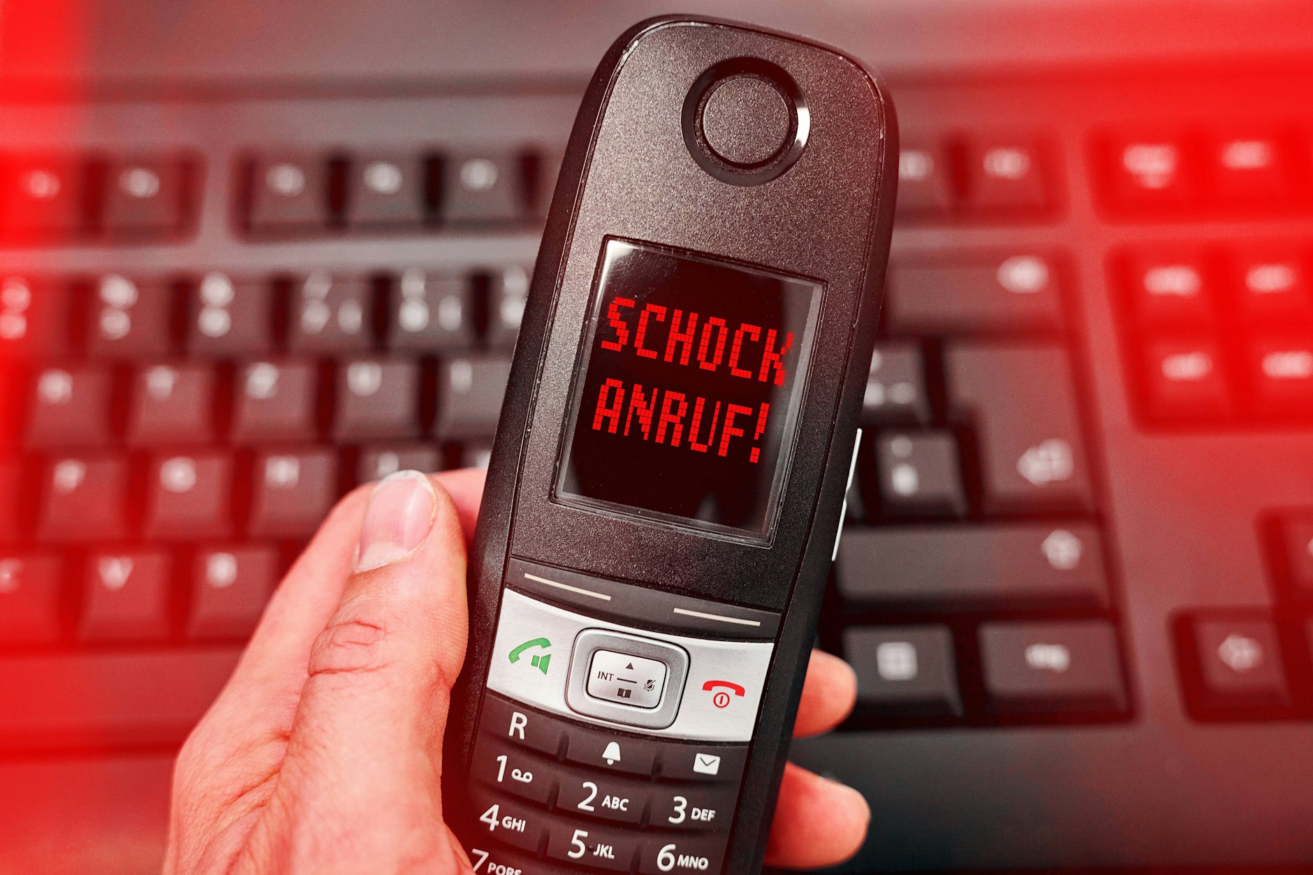 Die Polizei warnt eindringlich: Betrüger nutzen perfide Schockanrufe, um vor allem ältere Menschen in Panik zu versetzen und um ihr Geld zu bringen. Dabei geben sie sich als Verwandte oder sogar als Polizeibeamte aus.