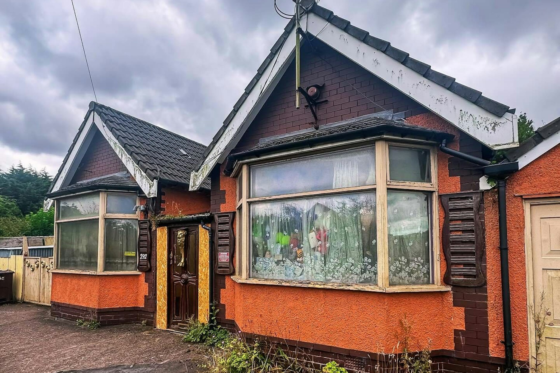 Was verbirgt sich wohl in diesem verlassenen Wohnhaus in England? Leichen? Monster? Müll? Die Auflösung wird Sie überraschen.