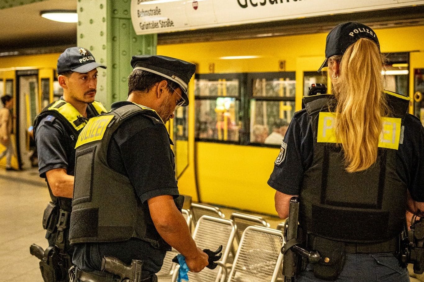 Die U-Bahnlinie U8, insbesondere die Bahnhöfe zwischen Voltastraße und Wittenau, ist bekannt für erhöhte Kriminalitätsraten. Stationen wie Paracelsus-Bad, Franz-Neumann-Platz, Osloer Straße und Gesundbrunnen stehen dabei besonders im Fokus der Polizei.