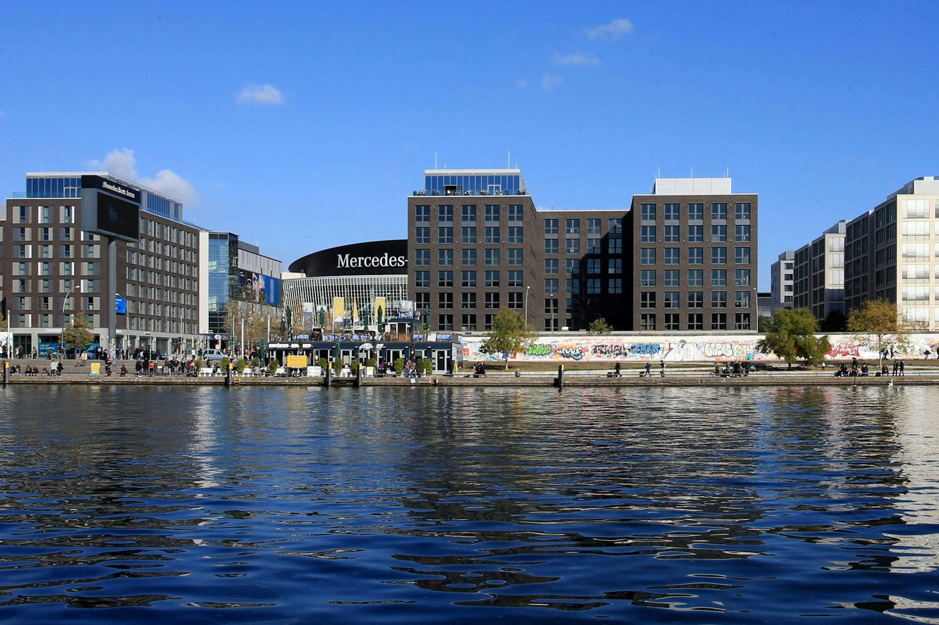 Aus der Mercedes-Benz-Arena wurde gerade die Uber-Arena, teuer ist dieses Neubau-Viertel am Ufer der Spree aber trotzdem. Auf Platz 2 der Teuer-Rangliste in Berlin.
