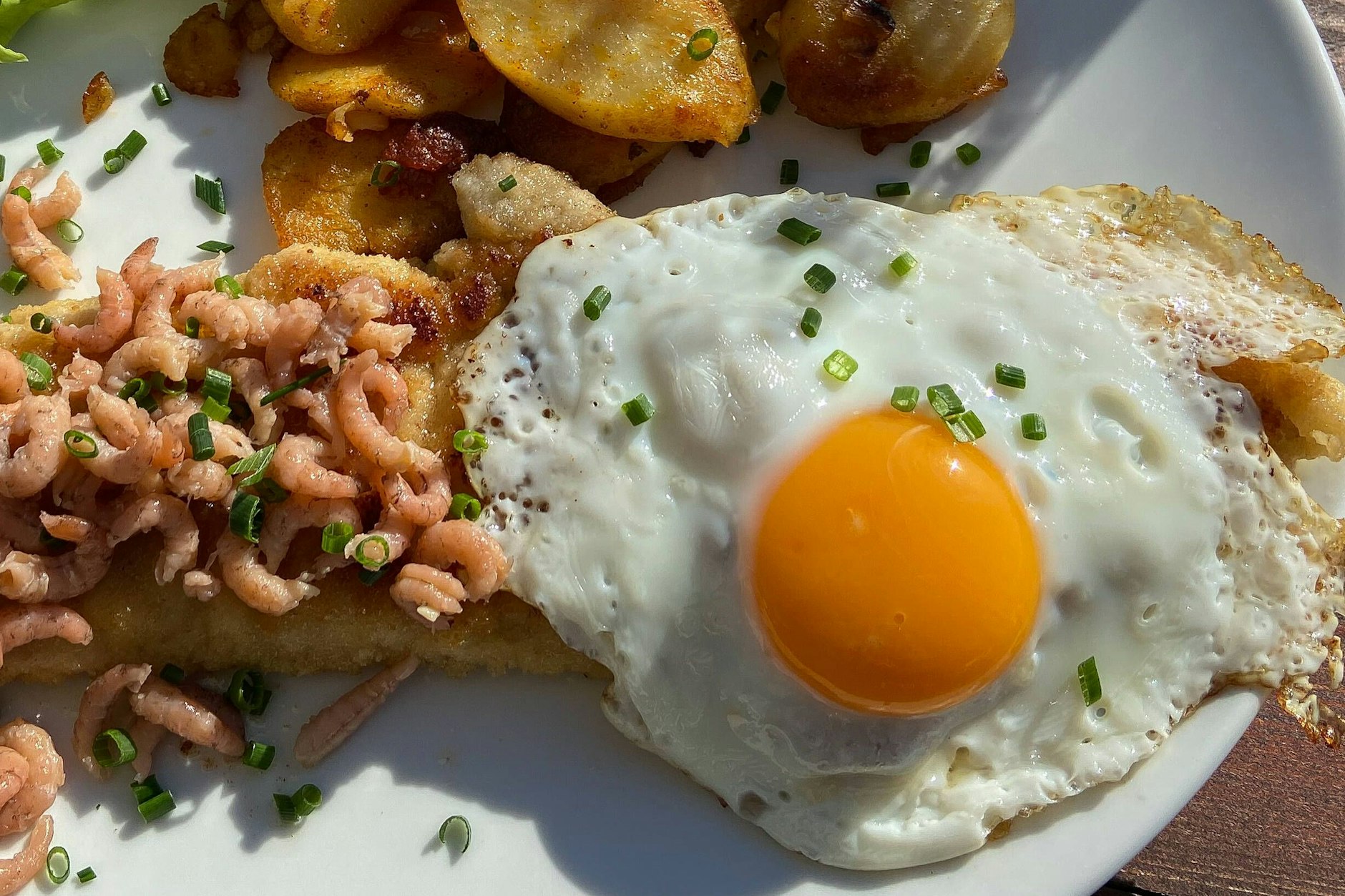 Das leckere Rezept für Holsteiner Schnitzel ist ein echter Klassiker aus dem DDR-Kochbuch.