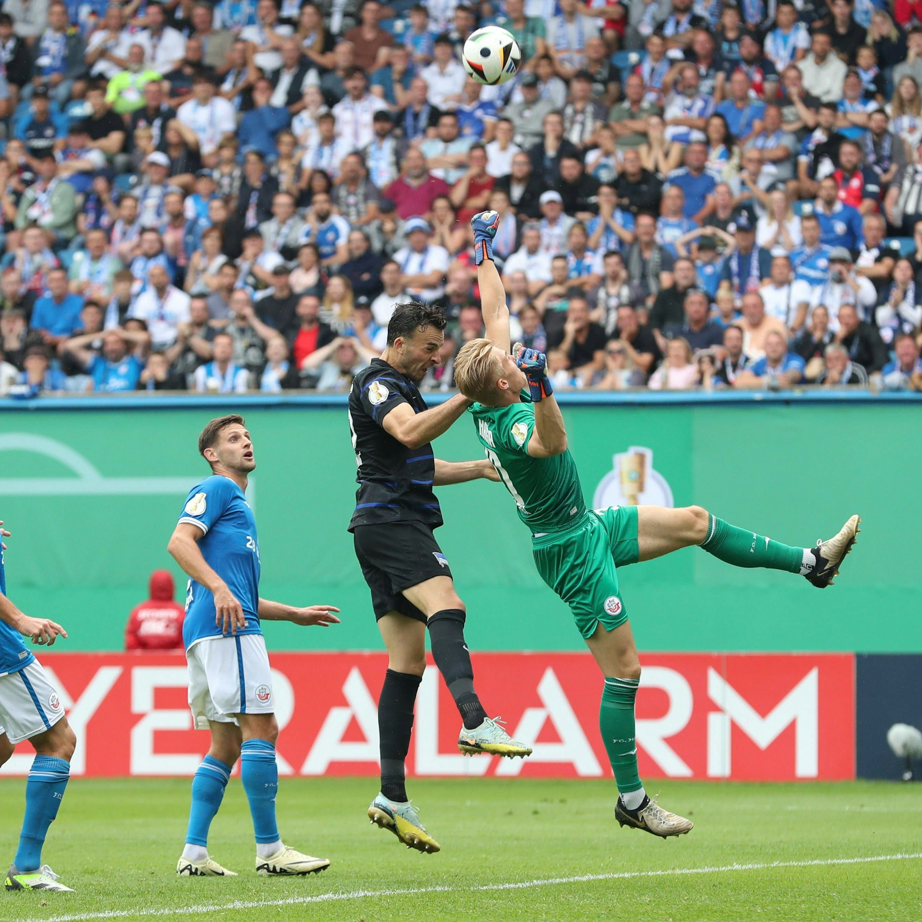 Beim 5:1-Pokalsieg in Rostock traf Herthas Stürmer Haris Tabakovic nicht. War es schon sein letztes Spiel für die Blau-Weißen?