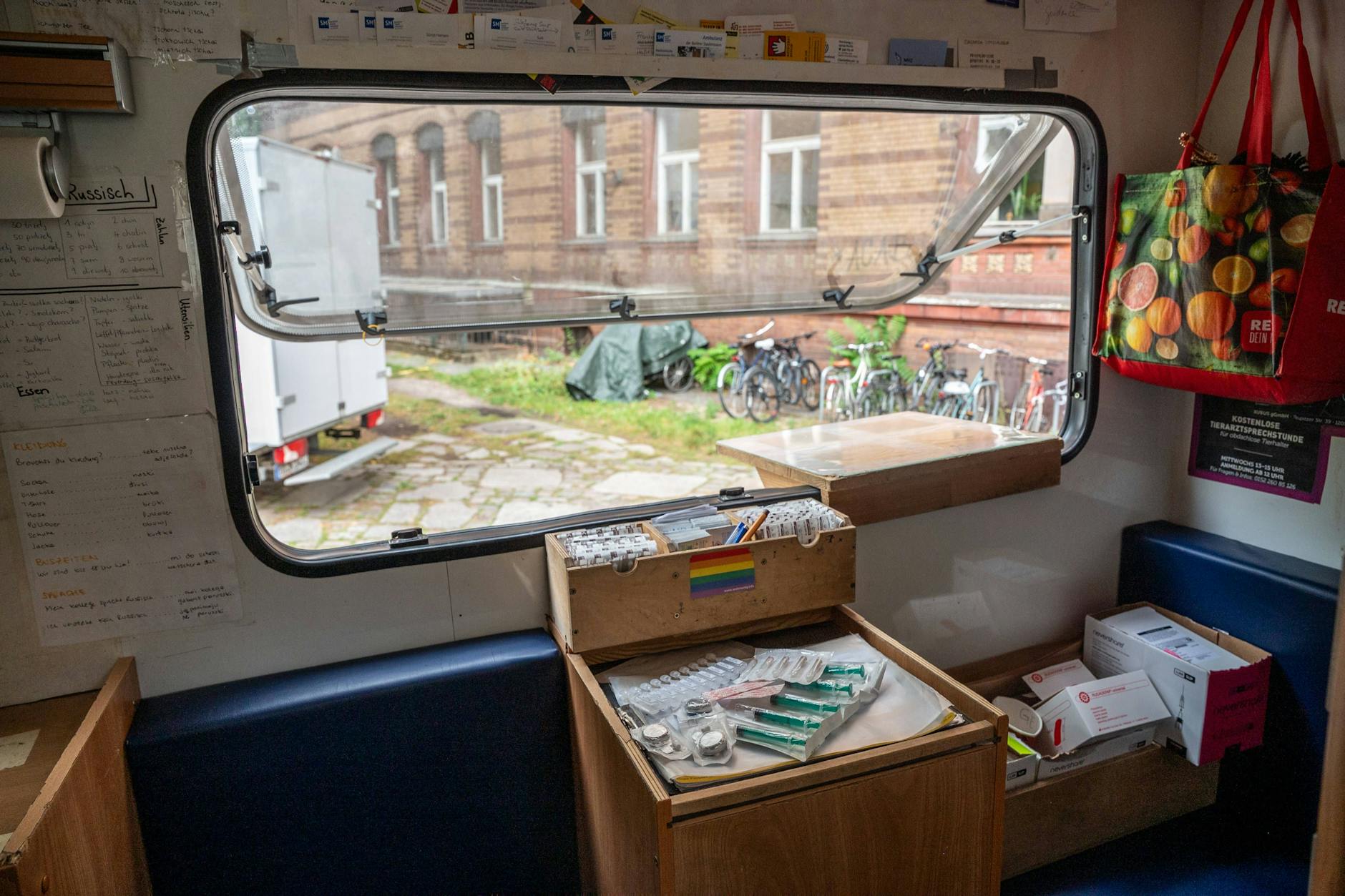Eines der mobilen sicheren Drogenkonsumfahrzeuge von Fixpunkt e.v. In diesen Fahrzeugen haben drogenabhängige Personen die Möglichkeit, in einem sicheren und hygienischen Rahmen Drogen zu konsumieren. Dieses Foto wurde in Berlin-Kreuzberg gemacht.