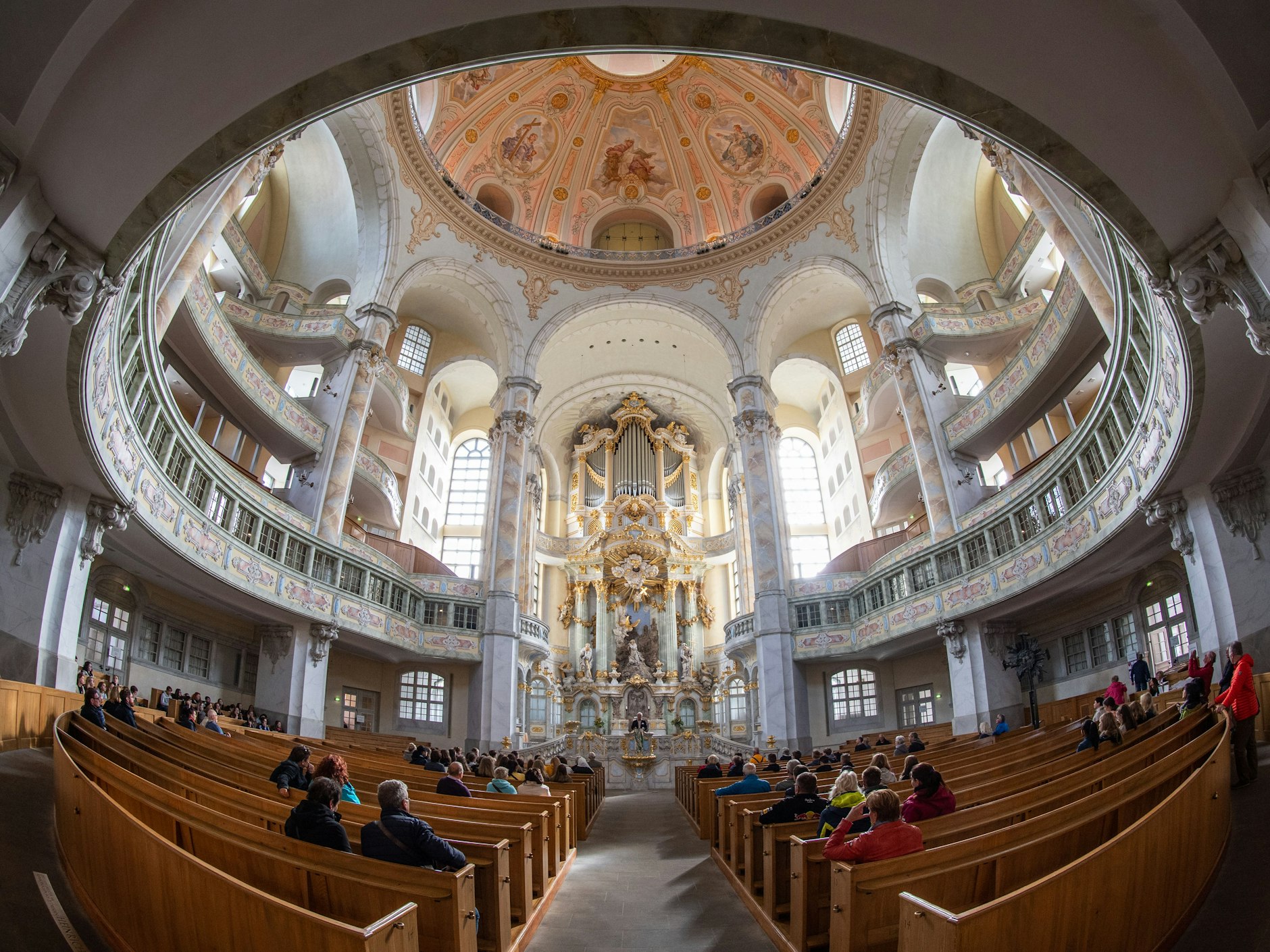 Blick in die Frauenkirche mit der Orgel. 