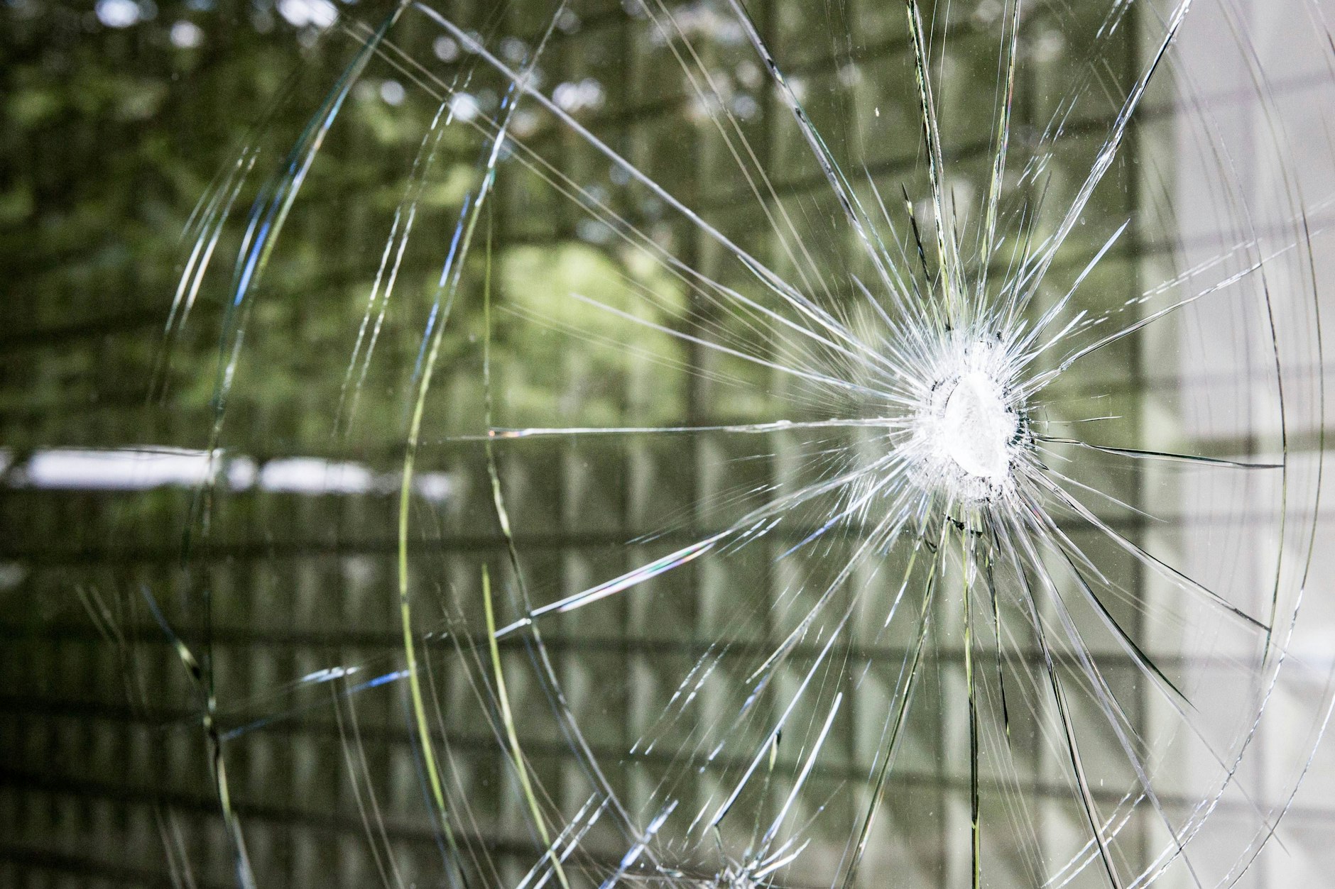 Spuren einer Schießerei. Oft gehen dabei auch Scheiben zu Bruch.