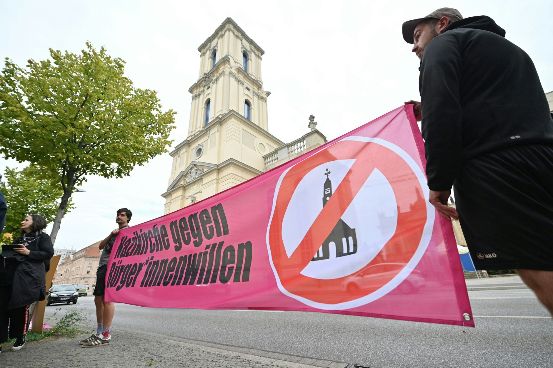 Vor dem Potsdamer Garnisonkirchturm kam es zu Protesten gegen die Einweihung der historisch belasteten Kirche. 1933 wurde die preußische Militärkirche von den Nationalsozialisten zur Inszenierung der Reichstagseröffnung genutzt, Hitler gab dort eine Regierungserklärung ab.
