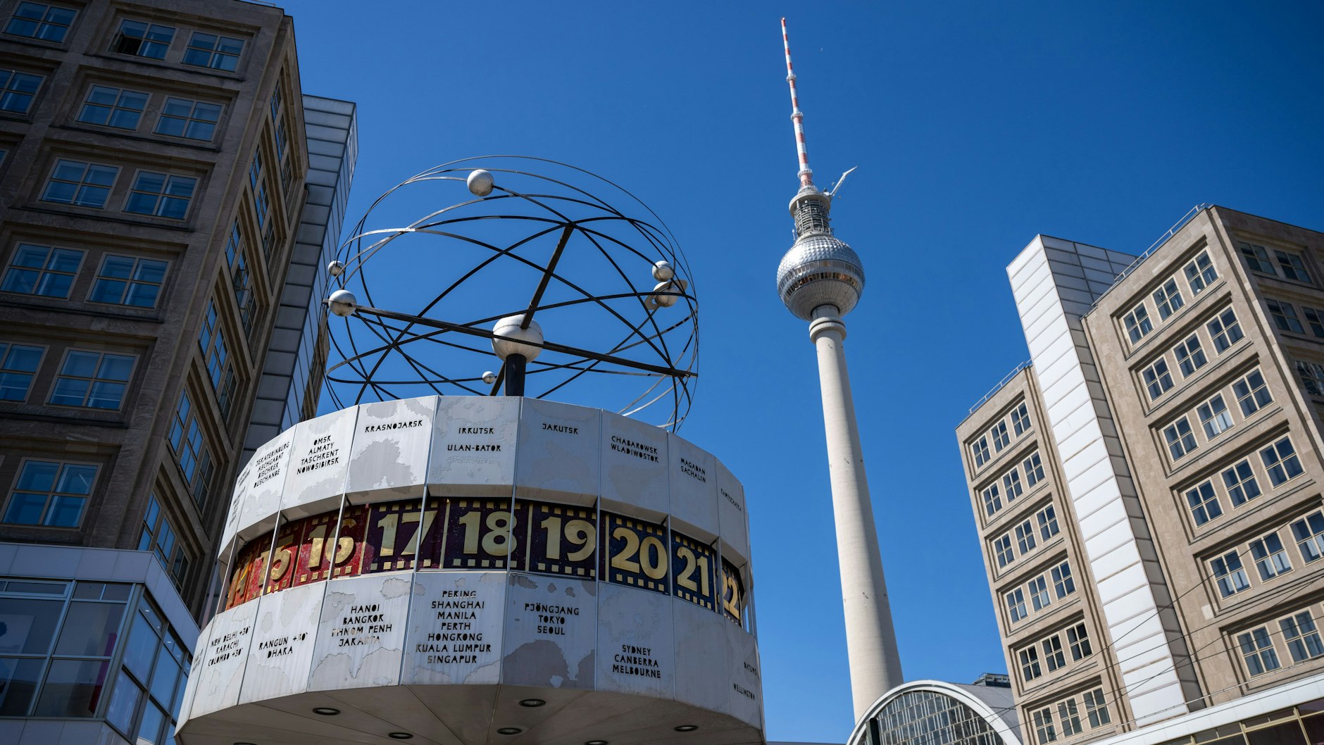 Die Weltzeituhr vor dem Fernsehturm am Alexanderplatz.
