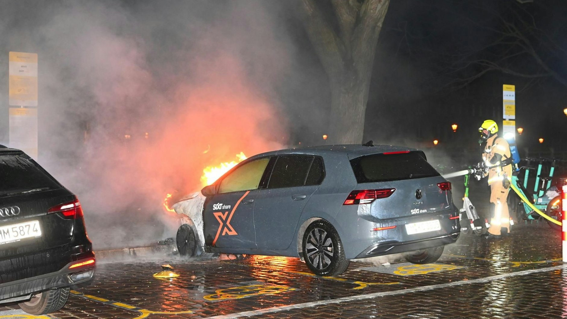 Immer wieder zündeln Hassbrenner wie hier in Kreuzberg, wo ein Auto eines Carsharing-Anbieters in Brand gesetzt wurde.