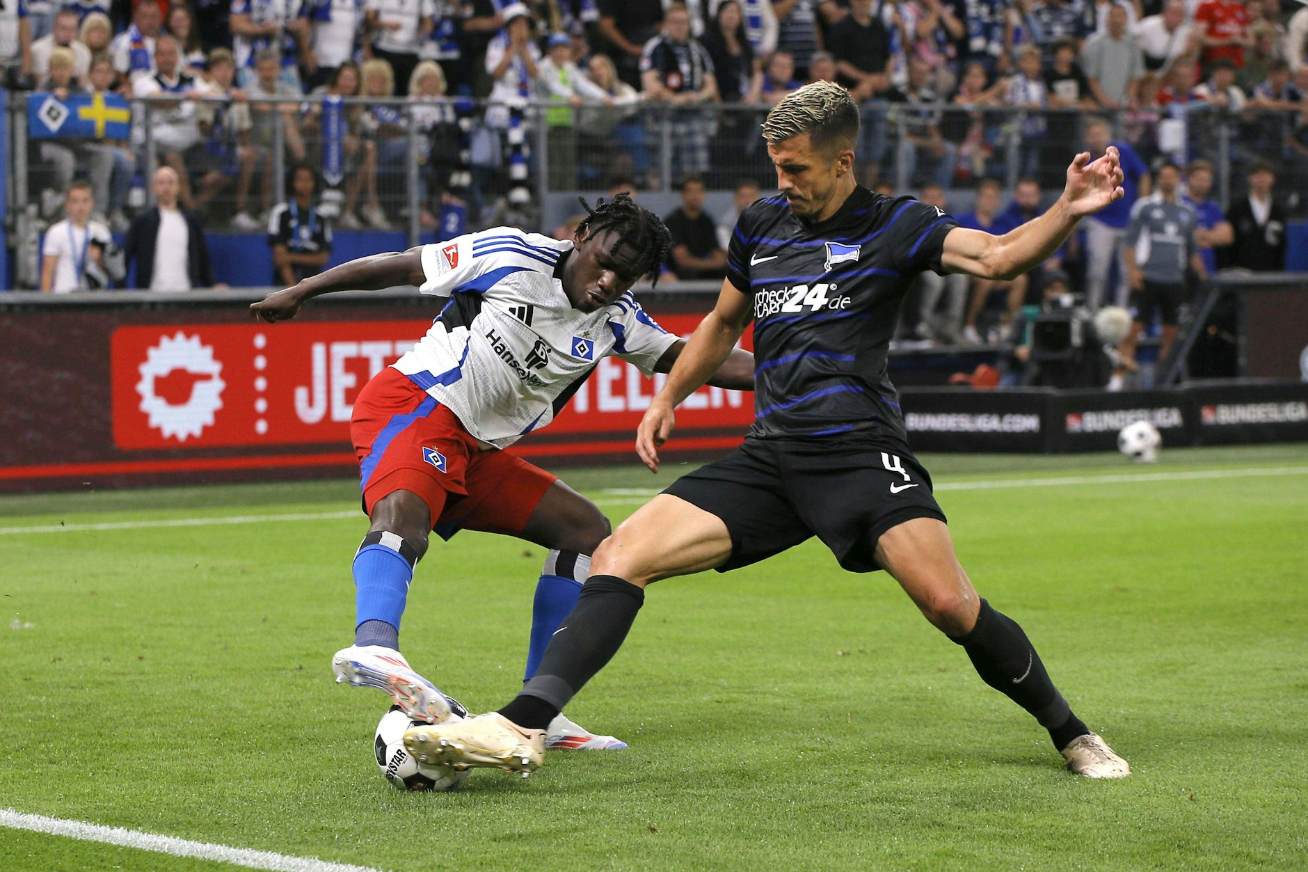 Fuß dazwischen und gestoppt! Herthas Verteidiger Marc Kempf im Duell gegen Hamburgs Fabio Balde.