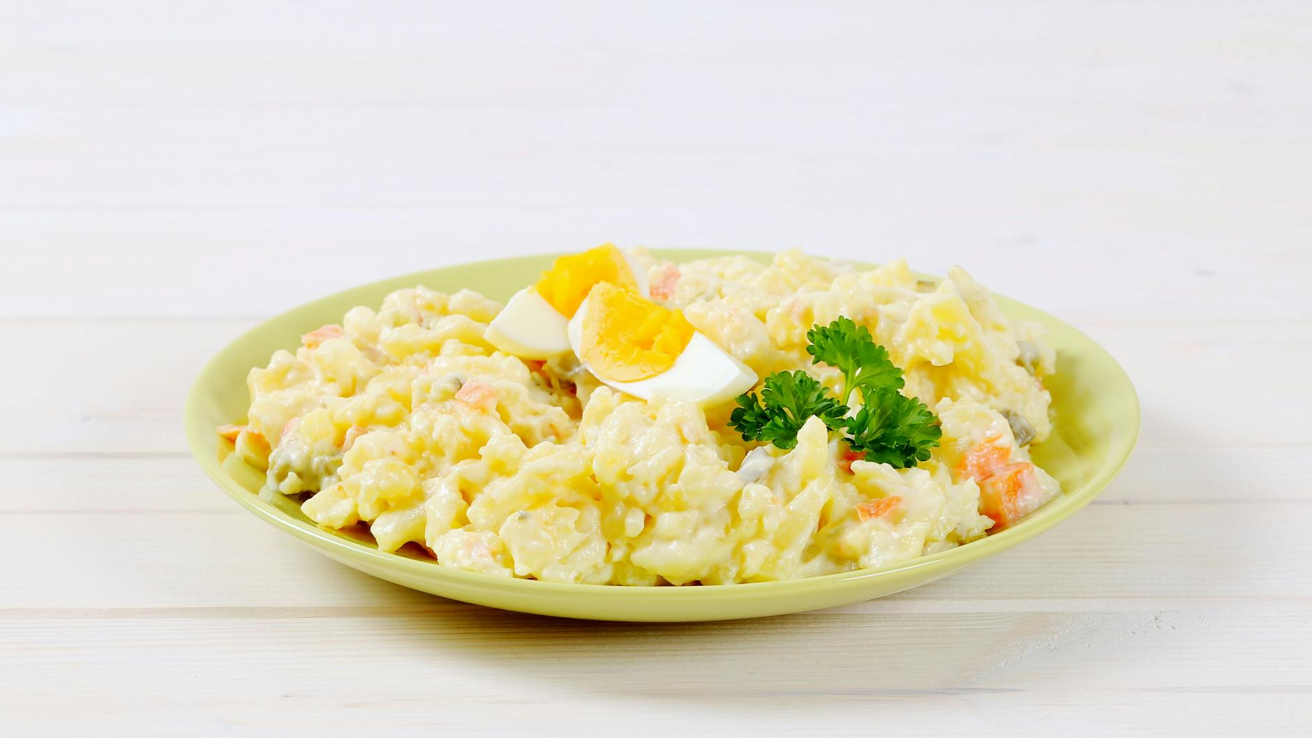 Der leckere Kartoffel-Eier-Salat passt als Beilage zum Grillabend, aber ist auch das perfekte Gericht für den Abendbrottisch.
