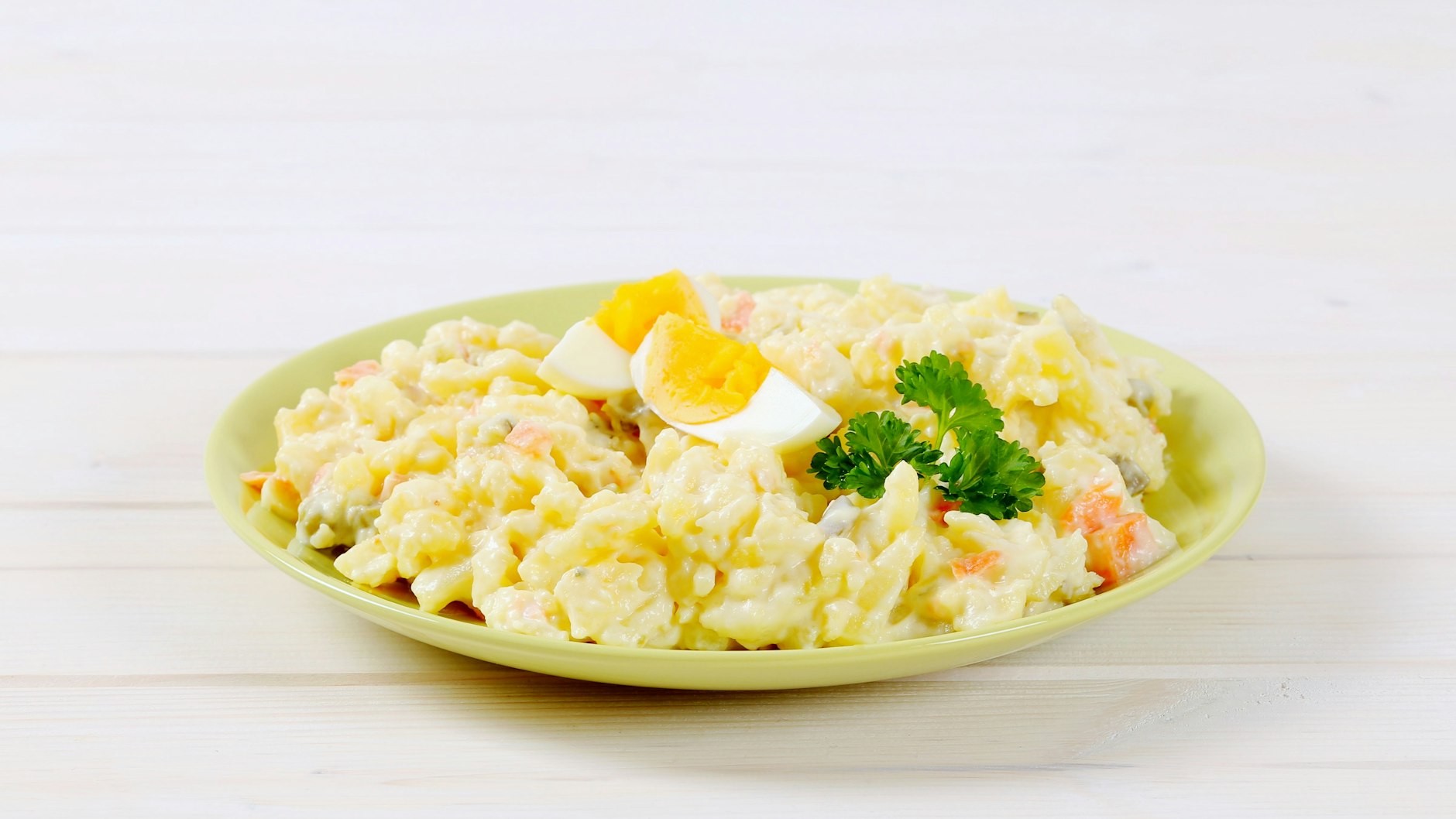 Der leckere Kartoffel-Eier-Salat passt als Beilage zum Grillabend, aber ist auch das perfekte Gericht für den Abendbrottisch.