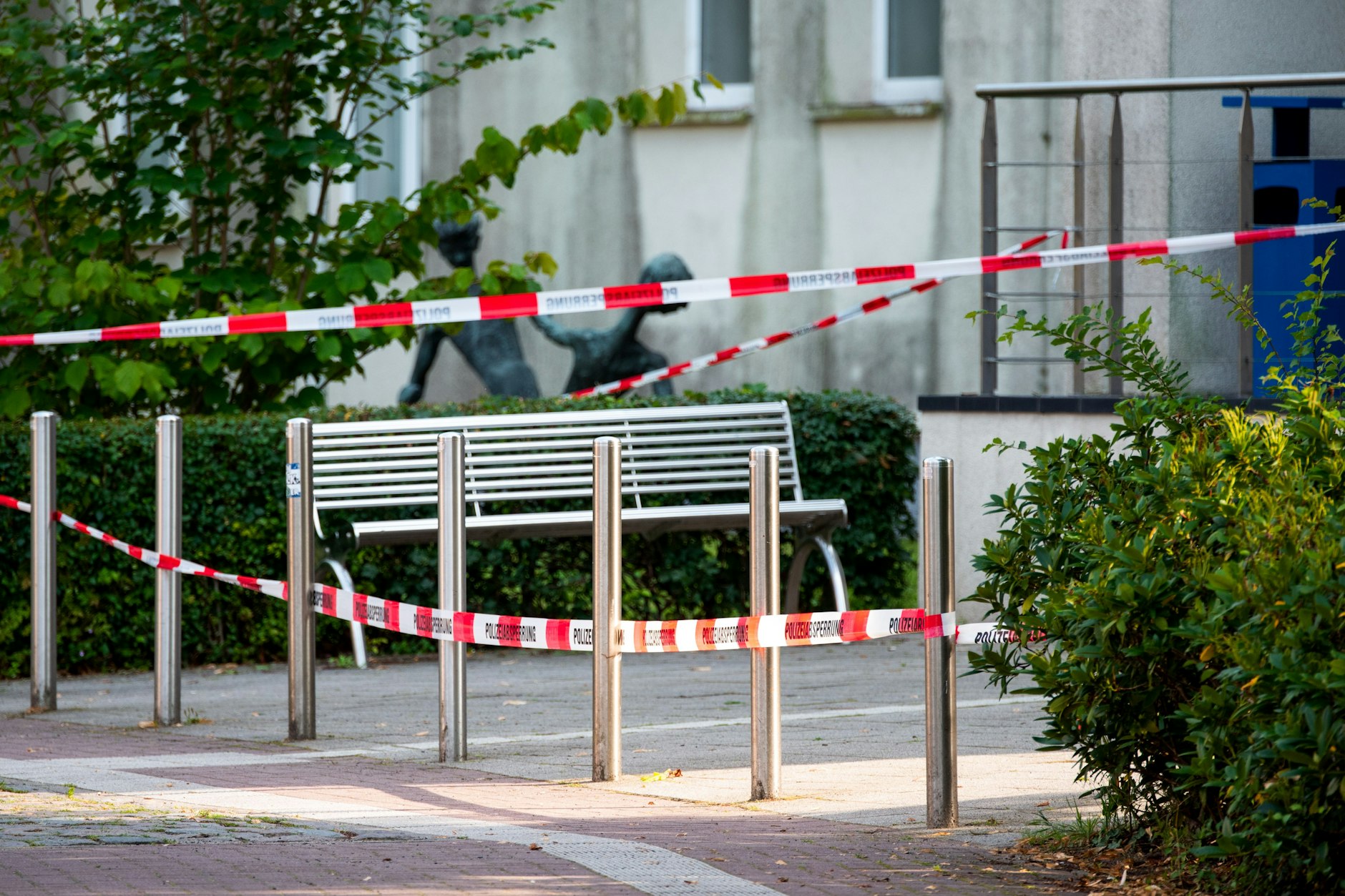 Flatterband ist vor einer Schule gespannt. Auf dem Gelände einer Volkshochschule in Wedel bei Hamburg wurde die Lehrkraft niedergestochen. 