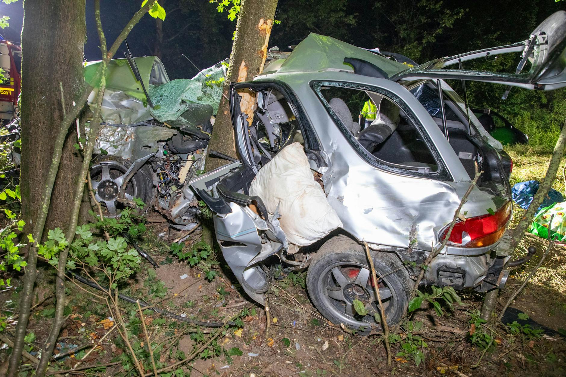 Bei einem schweren Autounfall in Neustadt sind zwei Menschen ums Leben gekommen, darunter ein Kind.