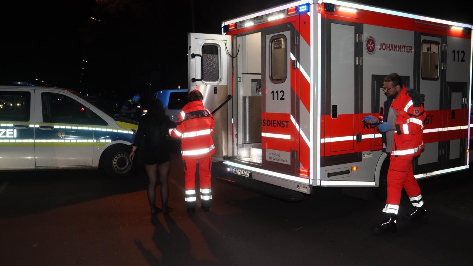 Unweit des Unfallortes wurde in Neukölln eine Frau ohne Schuhe aufgegriffen, die auf die Zeugen-Beschreibung einer der Flüchtigen passt.