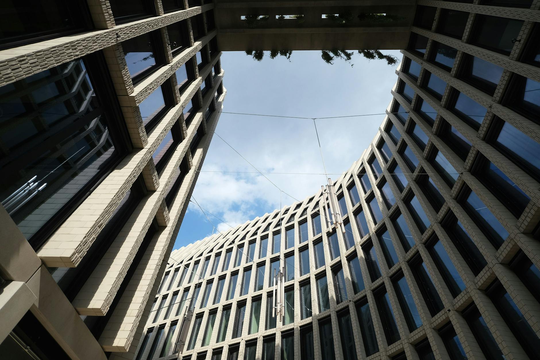 Stadtquartier am Tacheles: Wo vor Jahren in der Ruine des historischen Gebäudes eine kreative Kulturszene blühte, ist inzwischen alles mit Beton zugeklotzt.