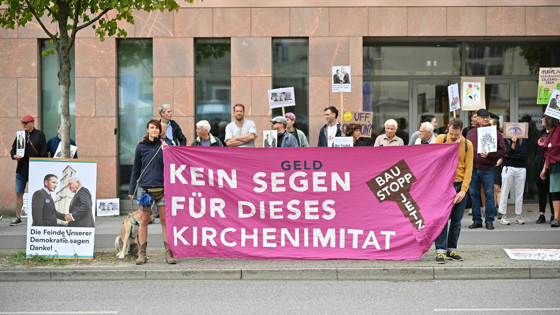 Proteste begleiteten schon der Wiederaufbau des Kirchturms. Auch heute waren mehr als 100 Demonstranten vor Ort.