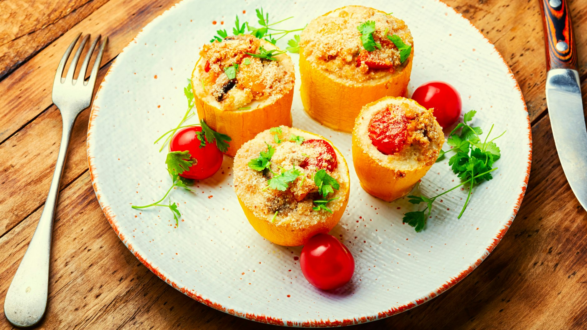 Probieren Sie das Rezept für gebackene und gefüllte Zucchini gleich mal aus.