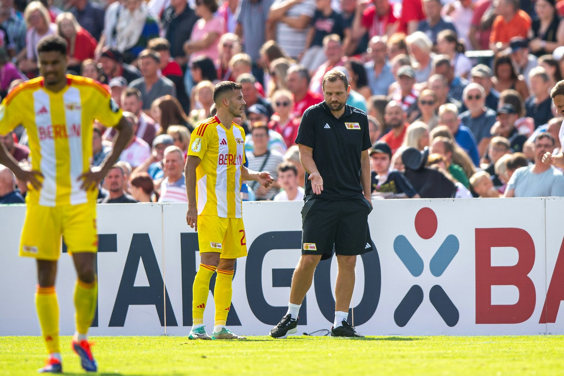 Union-Trainer Bo Svensson erklärt mit Ruhe Neuzugang Laszlo Benes die Laufwege, während des Spiels.