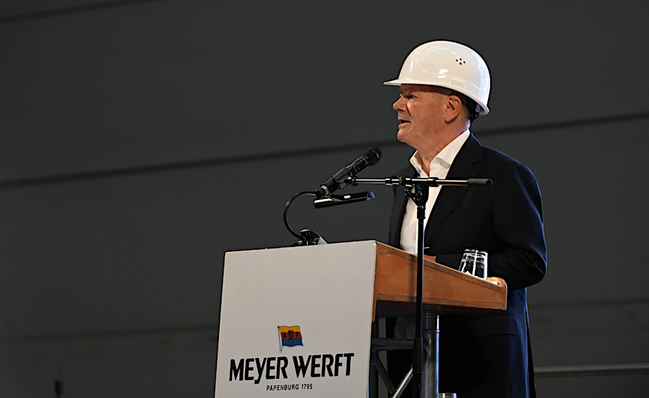 Hoffnung für die Meyer Werft: Bundeskanzler Scholz besucht kriselnden Meyer Werft.