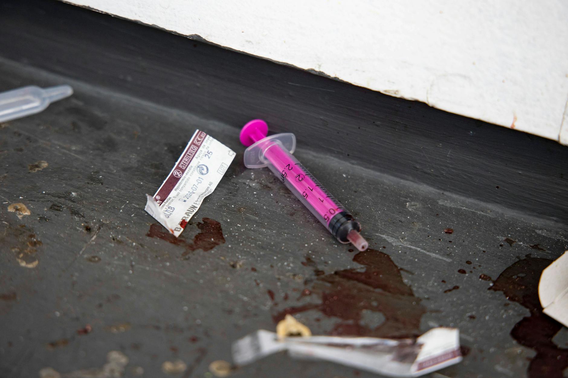 Fentanyl in Deutschland: Droht eine Opioid-Krise? Symbolfoto: Syringen mit Blutresten in einem Hinterhof bei Kottbusser Tor in Berlin.