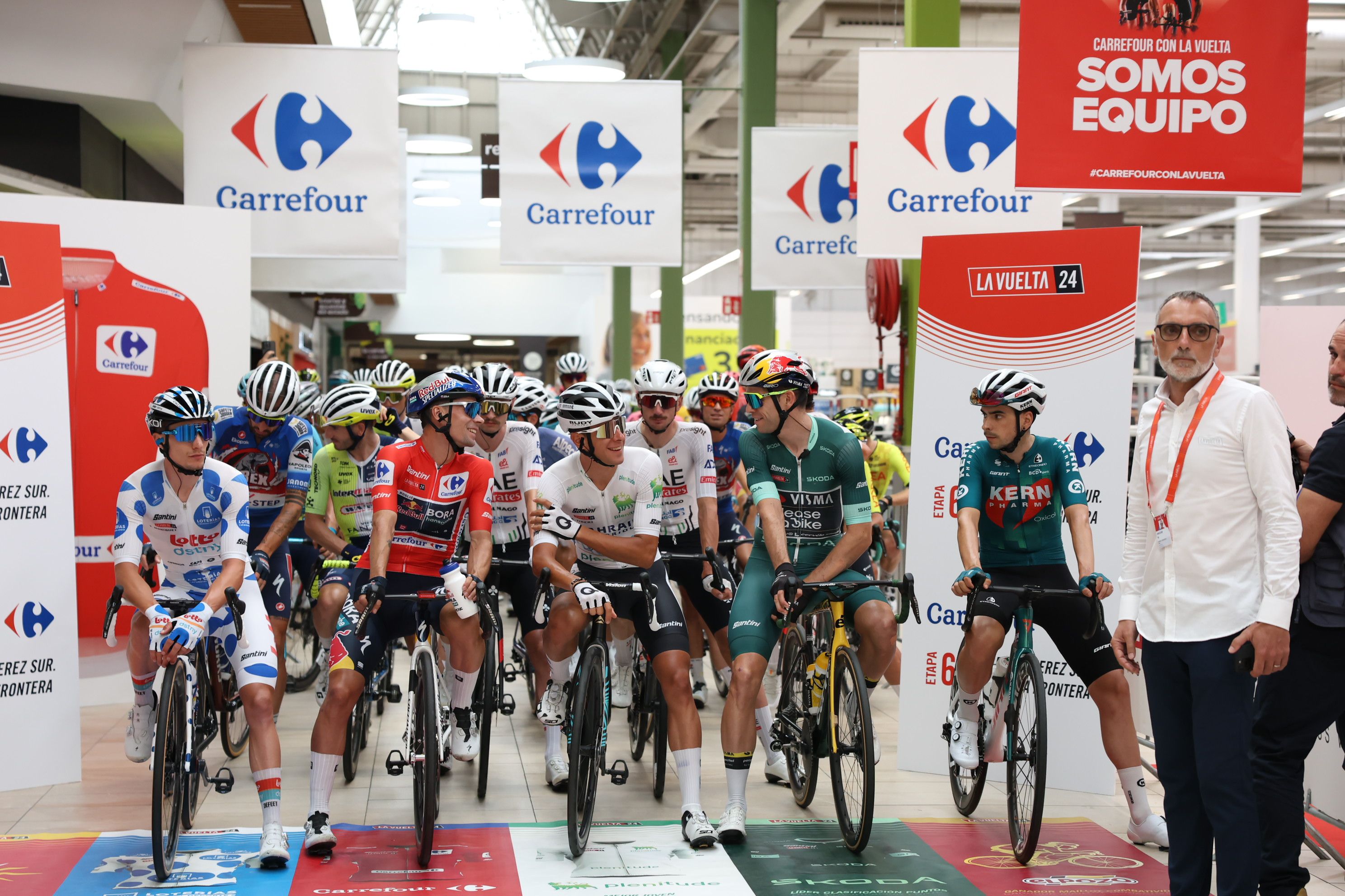 Vuelta a España 2024: Radprofis fahren in 6. Etappe durch Carrefour-Supermarkt