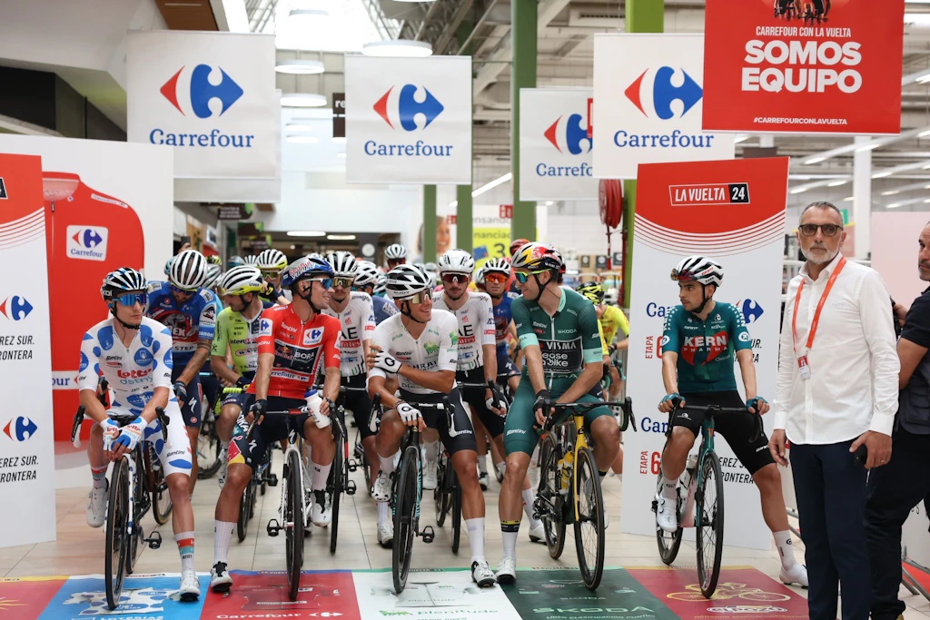 Vuelta a España 2024: Radprofis fahren durch Supermarkt – und auf Rolltreppe