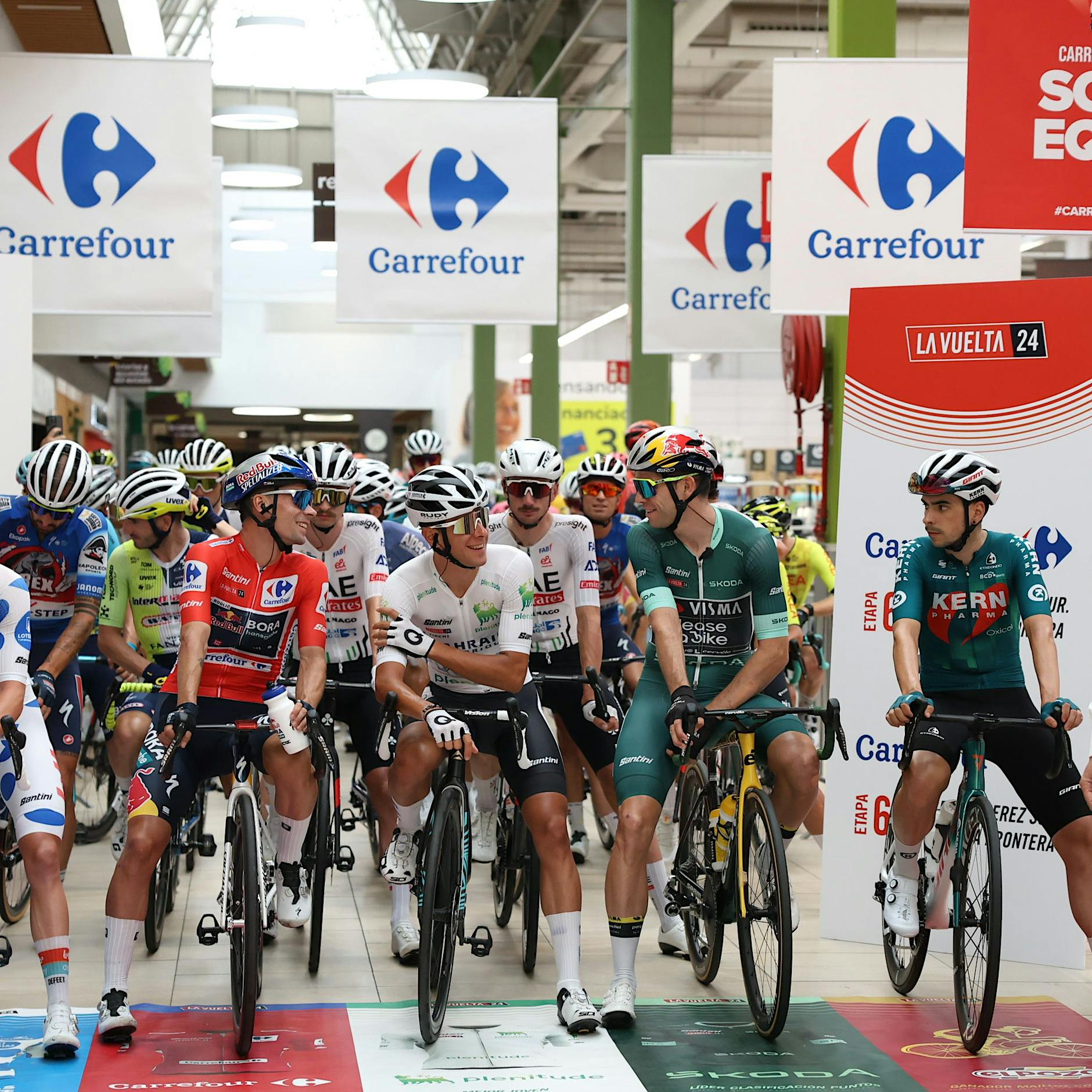 Vuelta a España 2024: Radprofis fahren in 6. Etappe durch Carrefour-Supermarkt