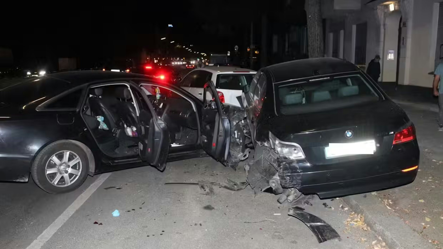 Ende einer irren Autofahrt: Ein Audi-Fahrer crasht in der Sonnenallee in Berlin-Neukölln in parkende Autos. Auch solche Raserfahrten sorgen dafür, dass die Kfz-Beiträge der Berliner steigen.