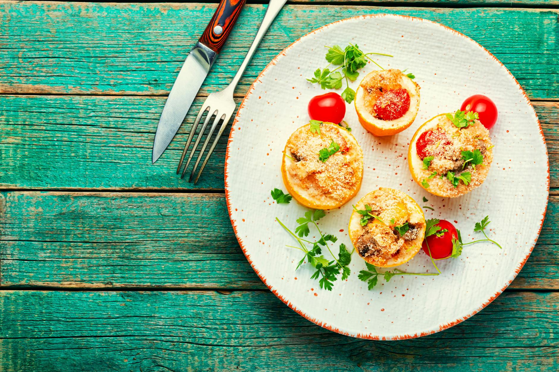 Das Rezept für gebackene und gefüllte Zucchini ist leicht und lecker, perfekt im Sommer.