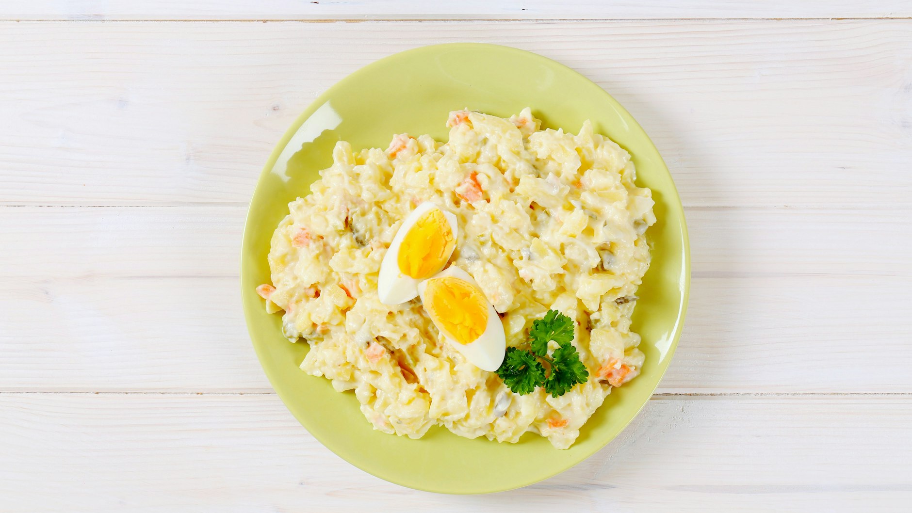 Lecker und genial: Schon Oma hat den köstlichen Kartoffel-Eier-Salat nach diesem Rezept gemacht –probieren Sie es aus!
