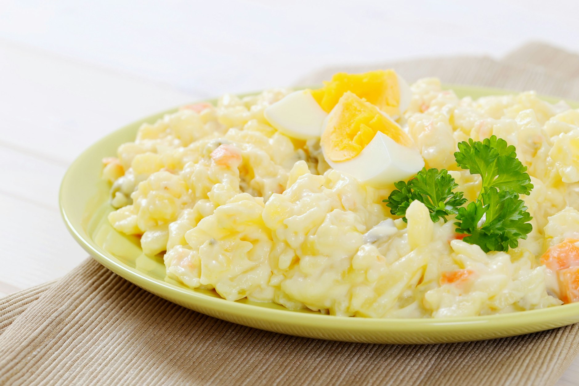 Richtig lecker: Dieses Rezept für Eier-Kartoffel-Salat verbindet die besten Eigenschaften von Eiersalat und Kartoffelsalat.