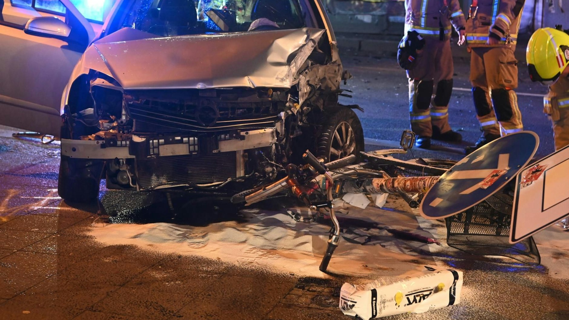 Im Frühjahr 2023 kam dieser&nbsp; Opel auf der Danziger Straße von der Straße ab. Dies war einer von insgesamt 134.136 Verkehrsunfällen in jenem Jahr, die nun für die Erhöhung der Kfz-Schadensklasse in Berlin sorgte.