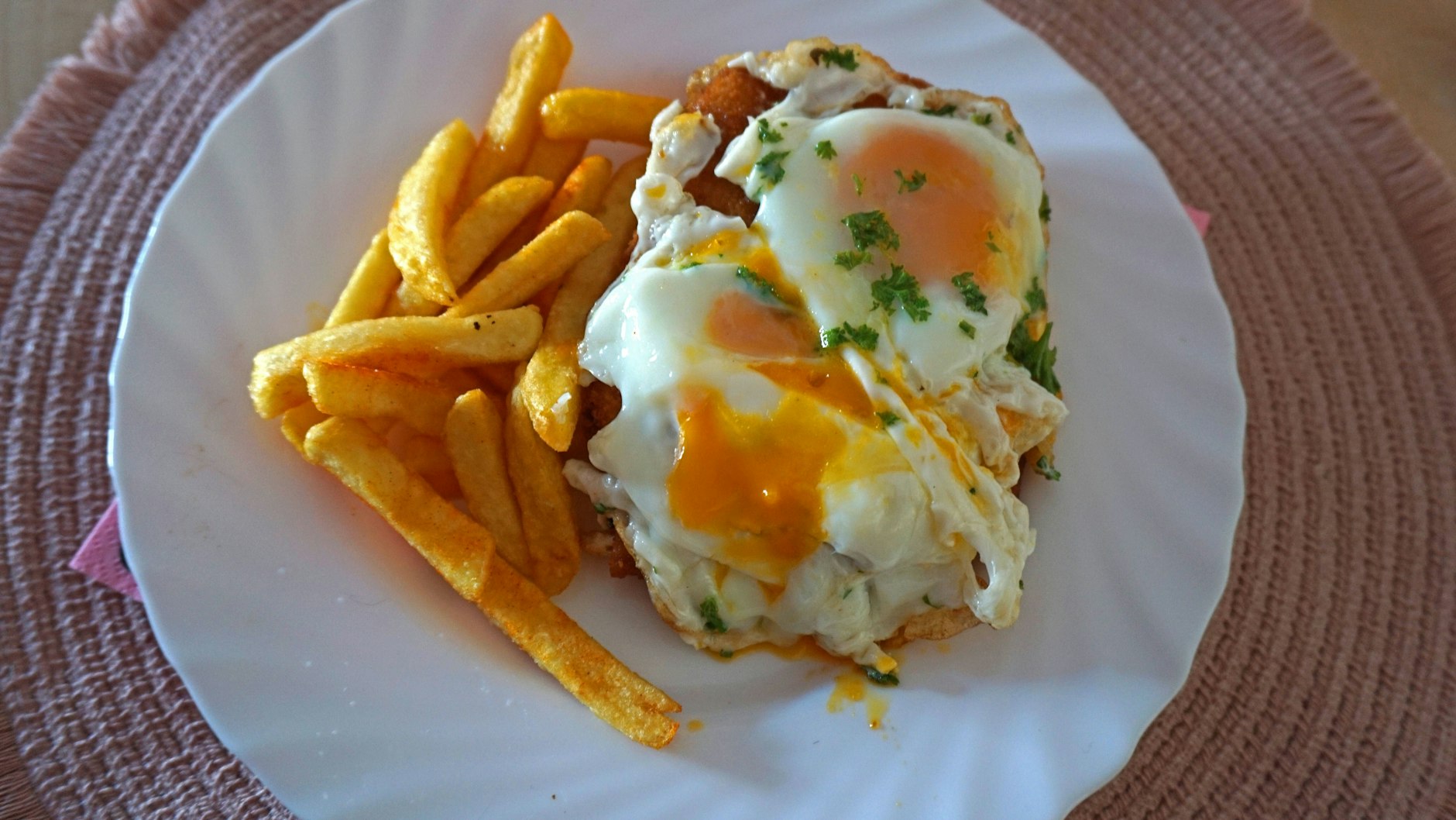 Pommes passen perfekt als Beilage zum Holsteiner Schnitzel.