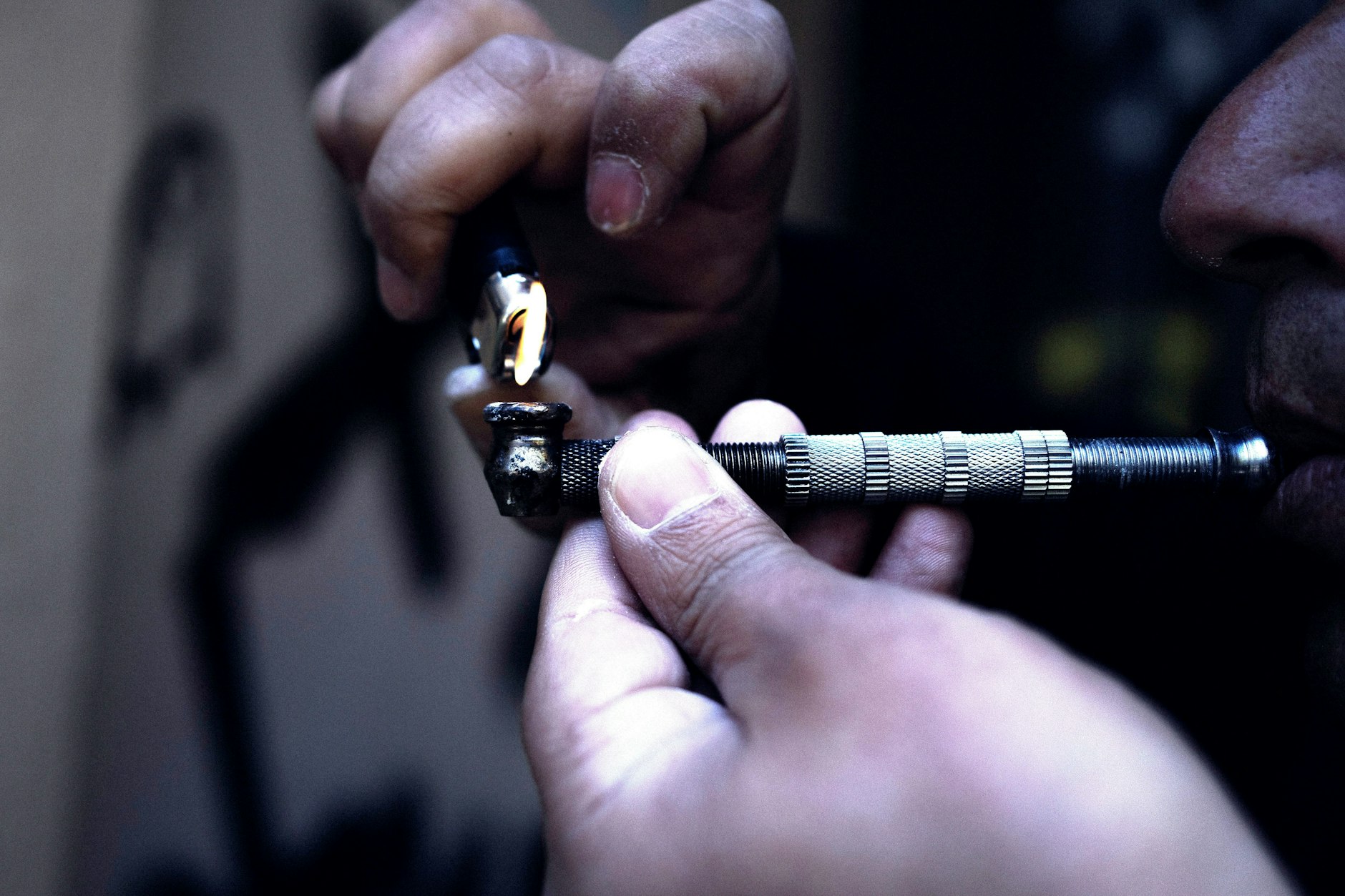 Drogenabhängige konsumieren Crack am Kottbusser Tor, Berlin.