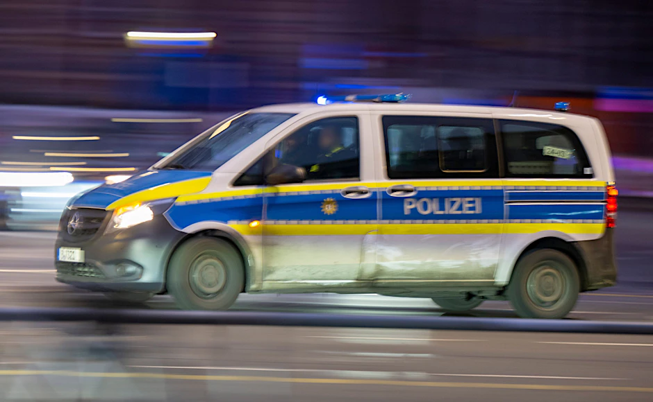 Die Berliner Polizei im Einsatz. Mehrere Polizeiautos wurden von einem flüchtenden Autofahrer beschädigt.