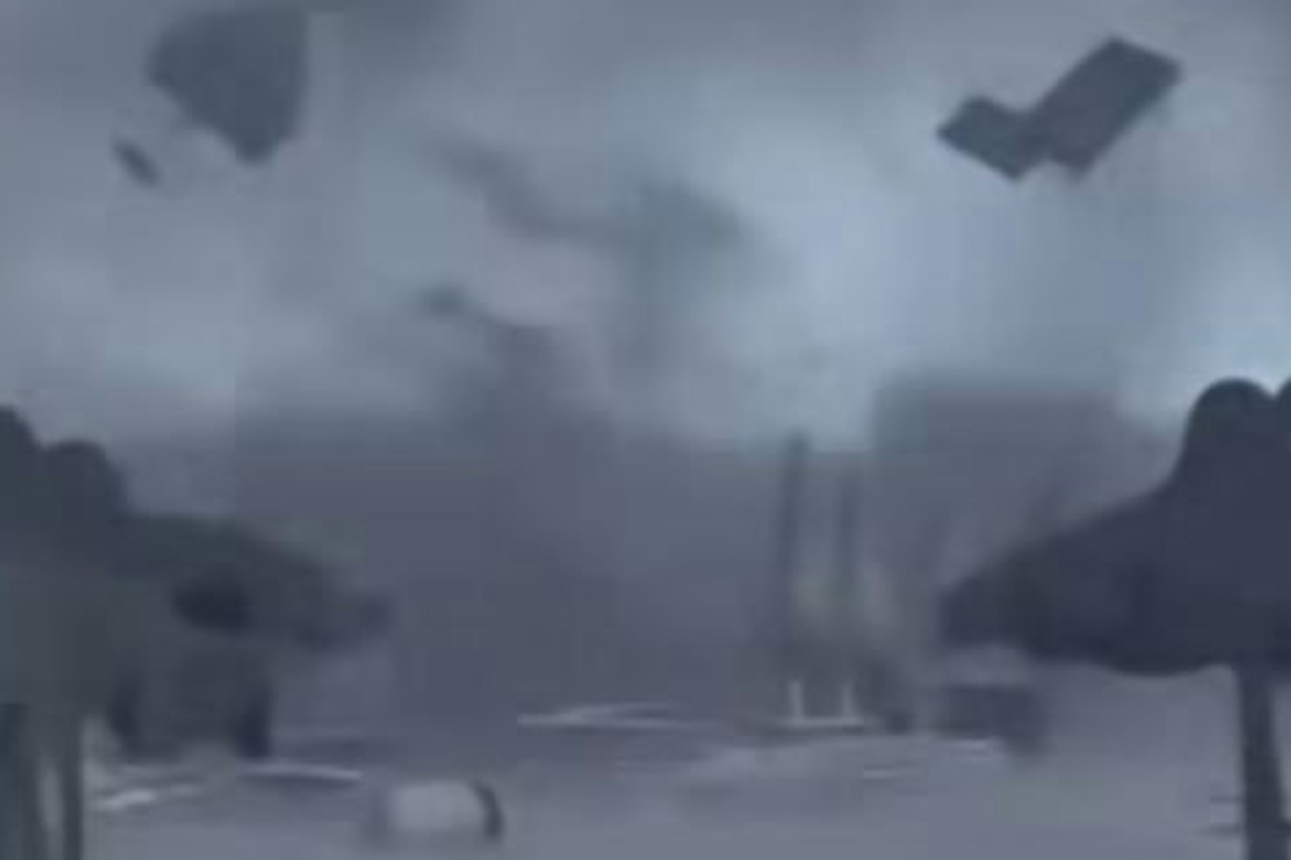 Der Tornado fegt über den Strand hinweg, hinterlässt eine Schneise der Zerstörung.